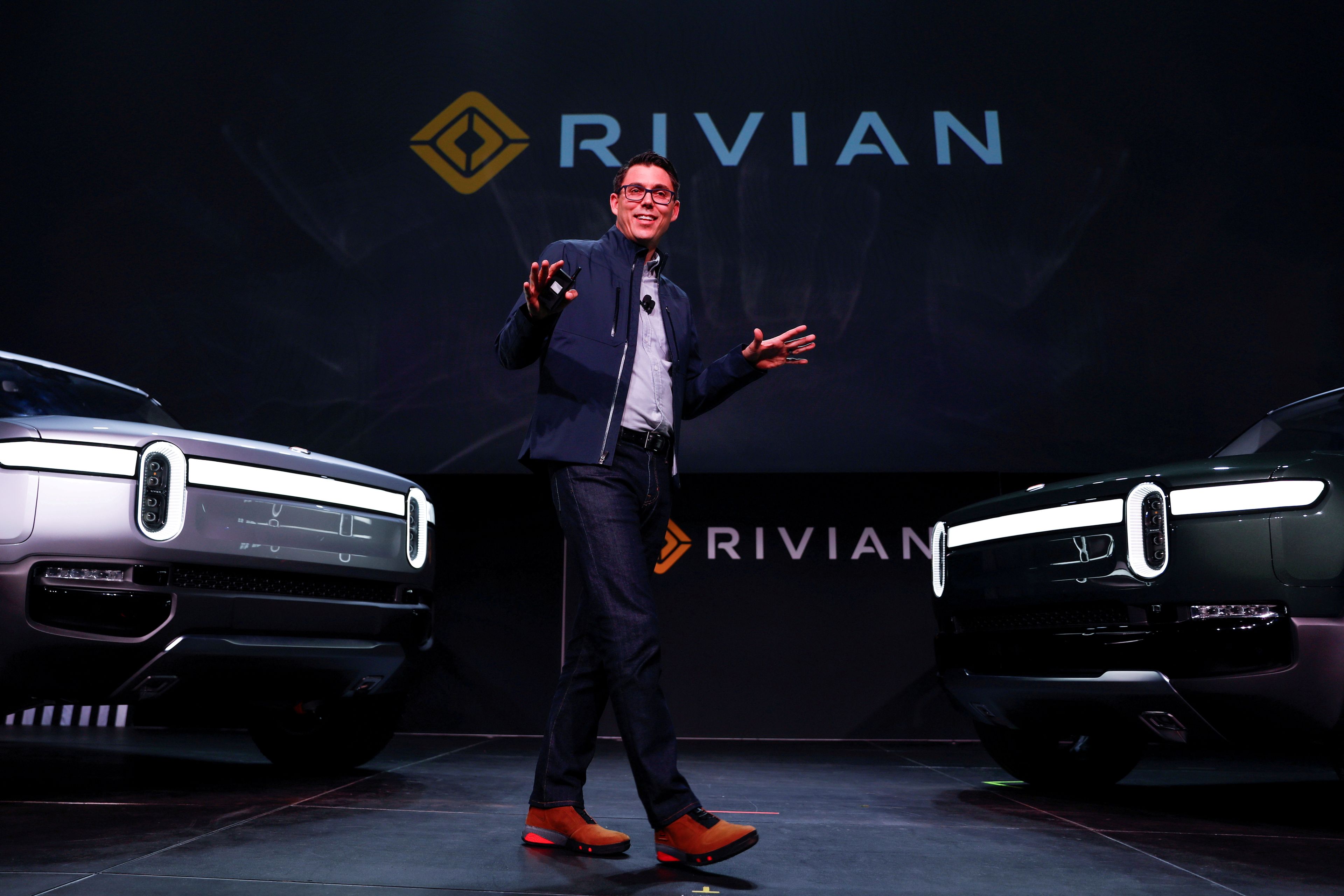 El CEO de Rivian, RJ Scaringe, con sus modelos R1T y R1S, en una imagen de archivo.