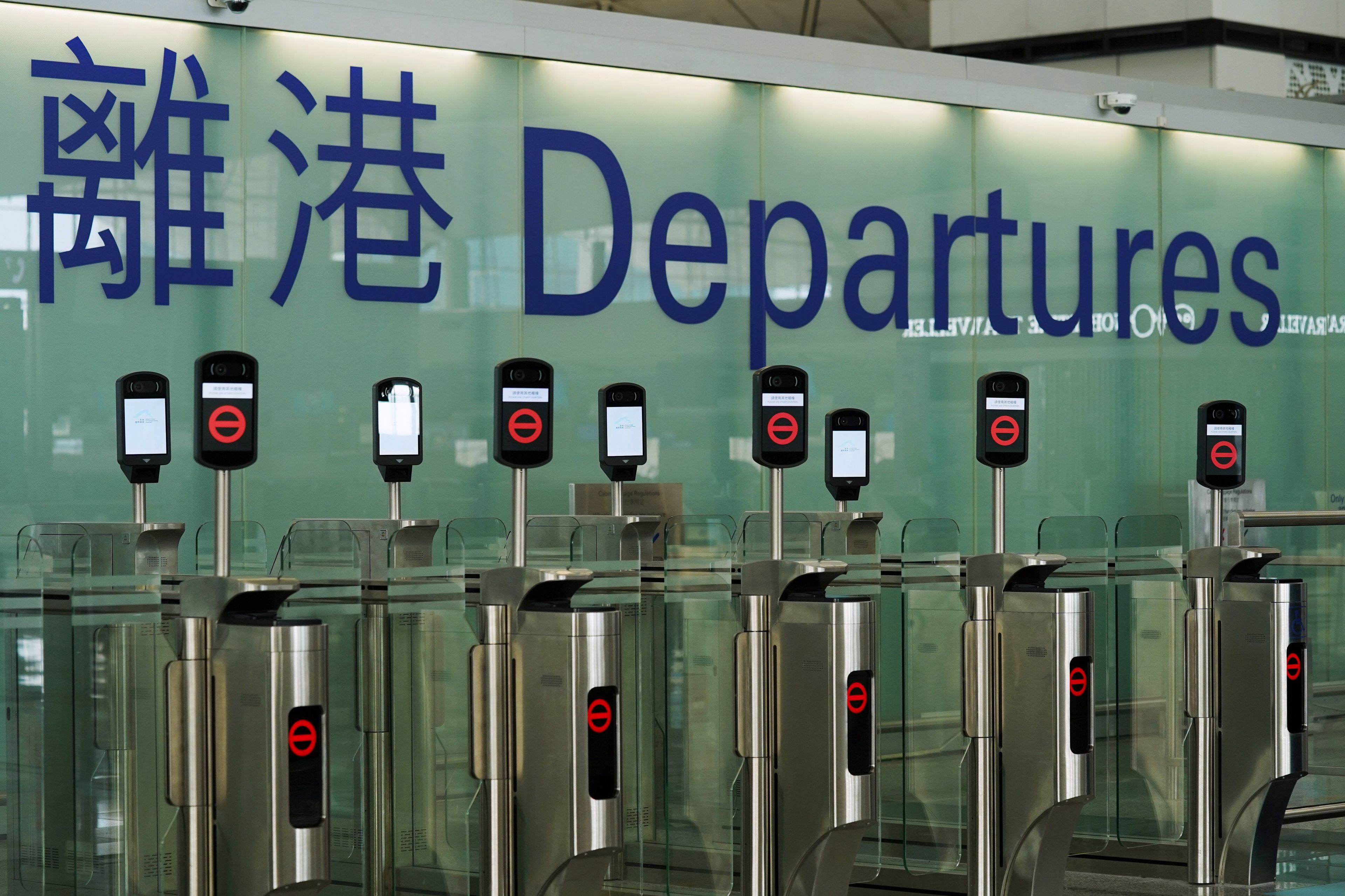 Mostradores cerrados en la sala de salidas del aeropuerto de Hong Kong, en China.