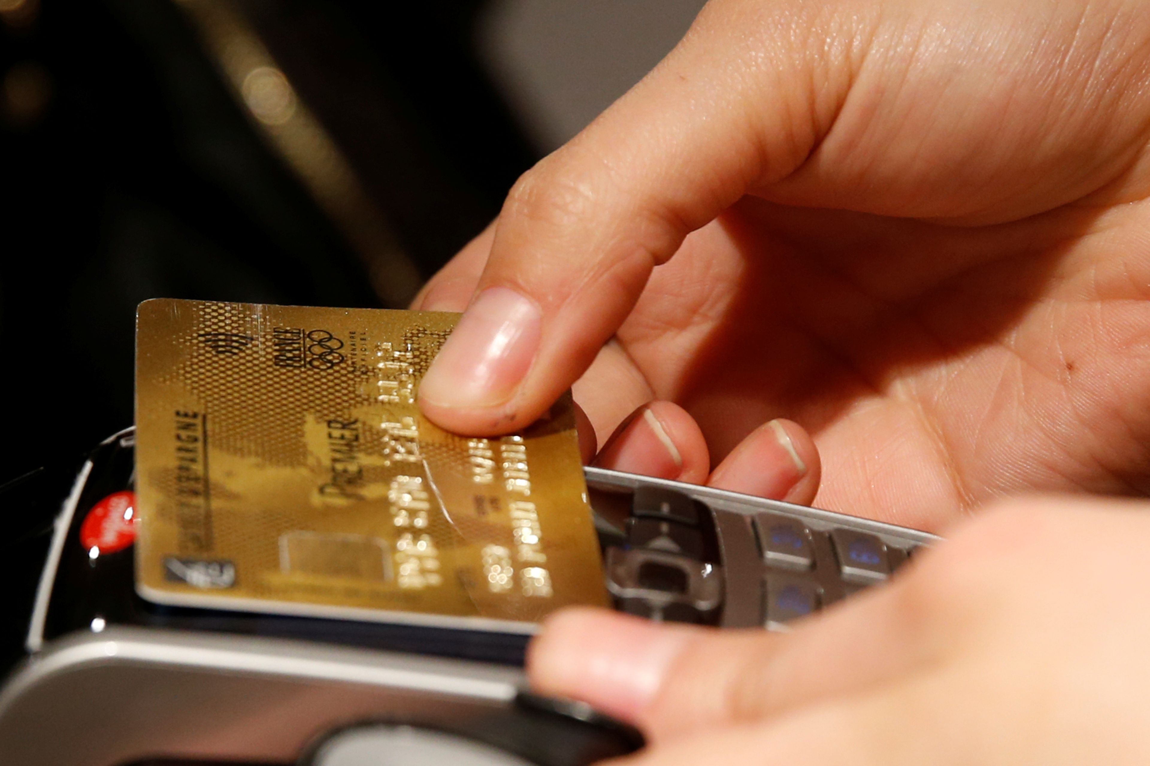 Cliente pagando con tarjeta de crédito