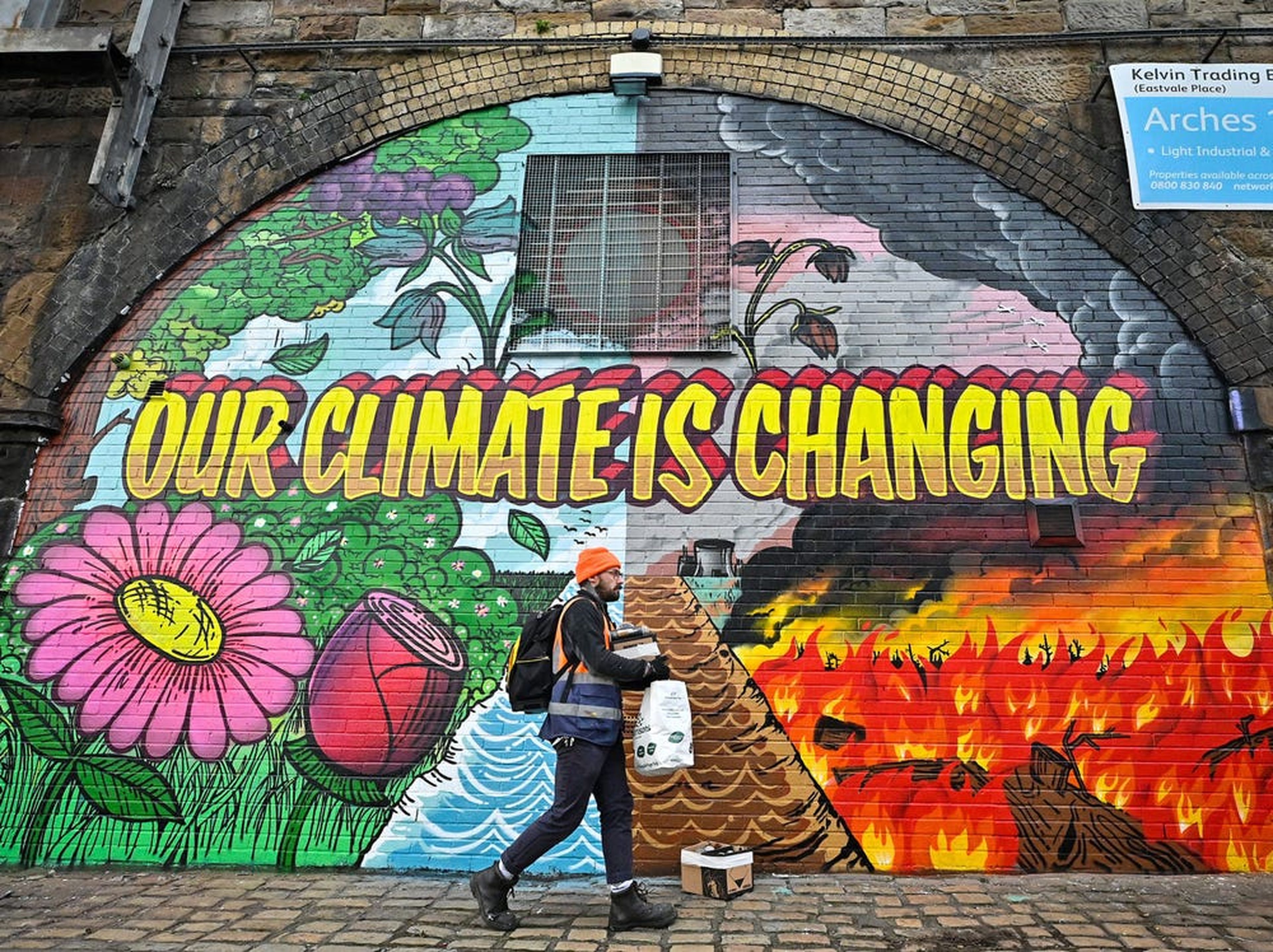 Imagen de un mural cerca del Scottish Events Centre de Glasgow, lugar donde se celebra la COP26.