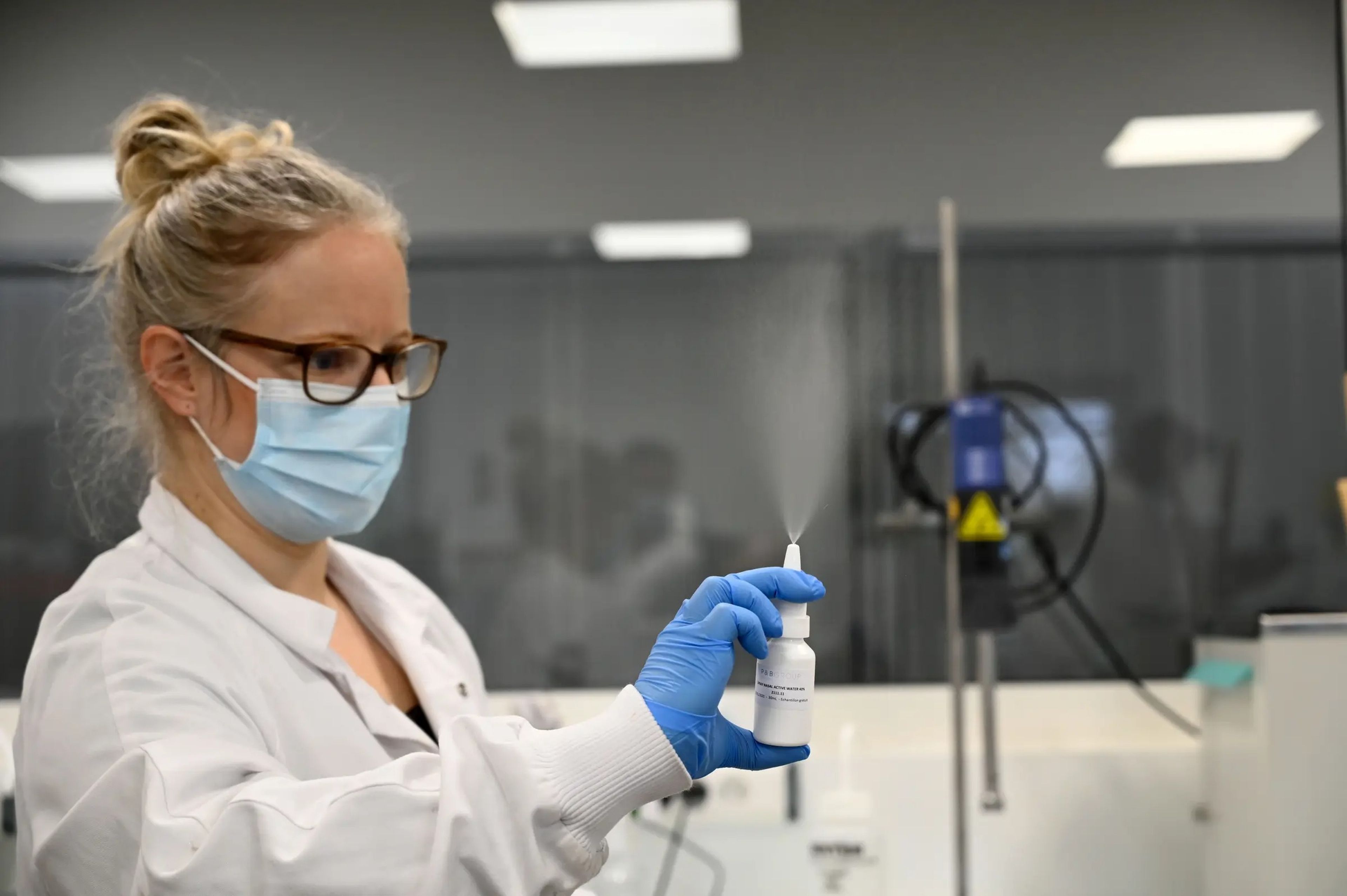 Una trabajadora en un laboratorio prueba un spray nasal (no relacionado con el alzhéimer) en una fábrica de productos farmacéuticos y de belleza en Saint-Chamas, Francia, el 21 de enero.