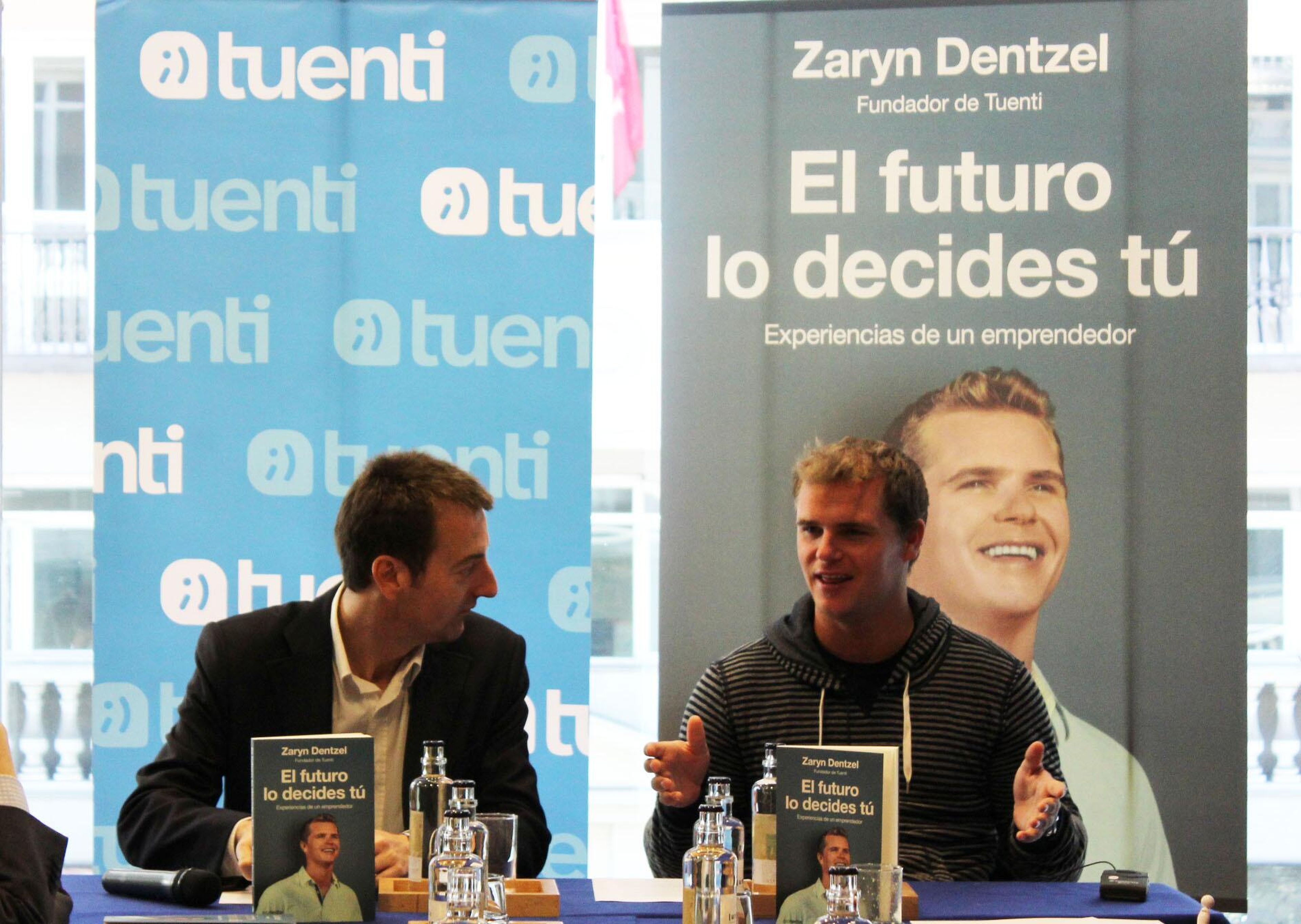A la derecha, el fundador de Tuenti, en la presentación de su libro en 2013.