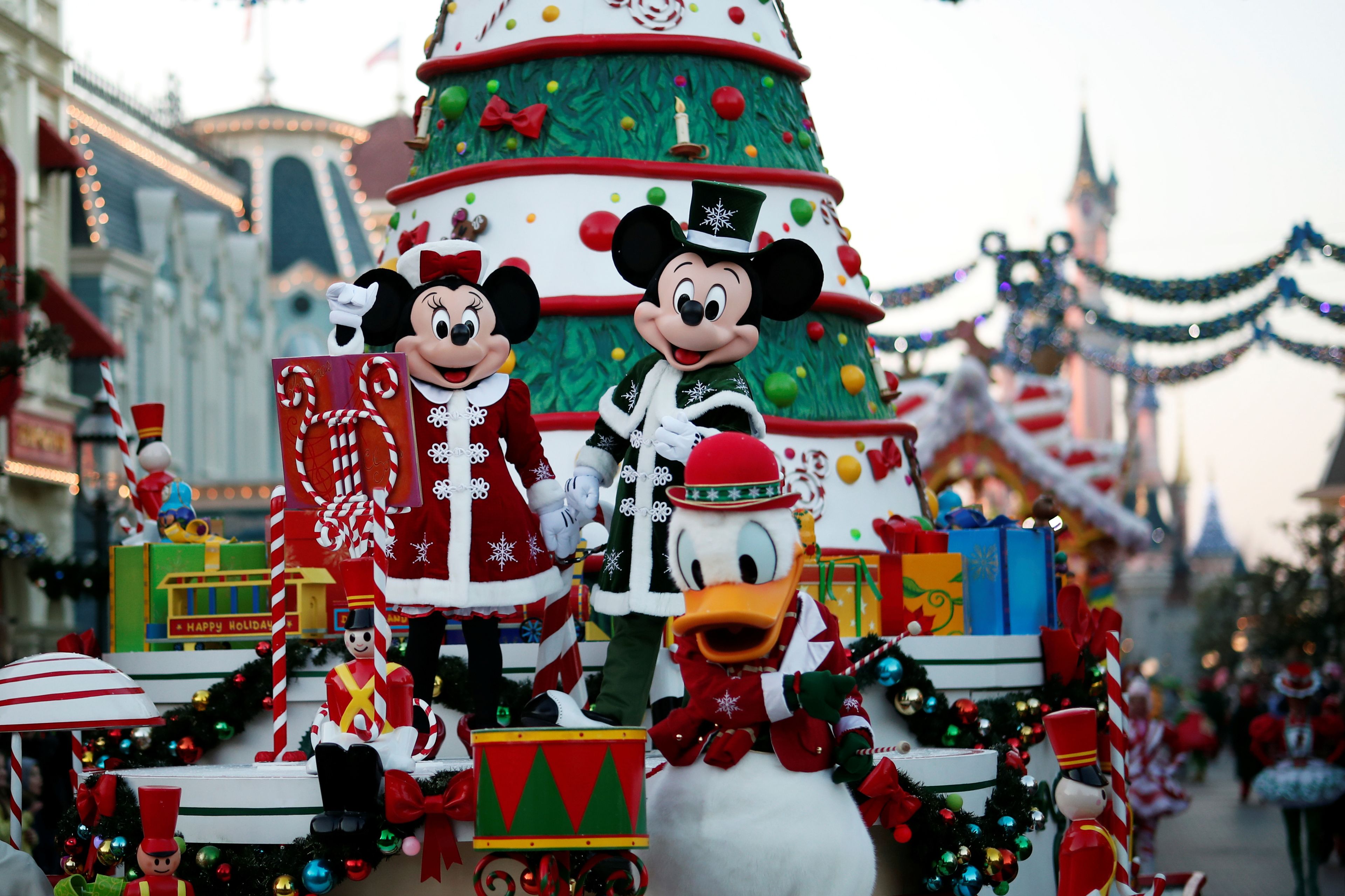 Disneyland París durante un desfile de Navidad