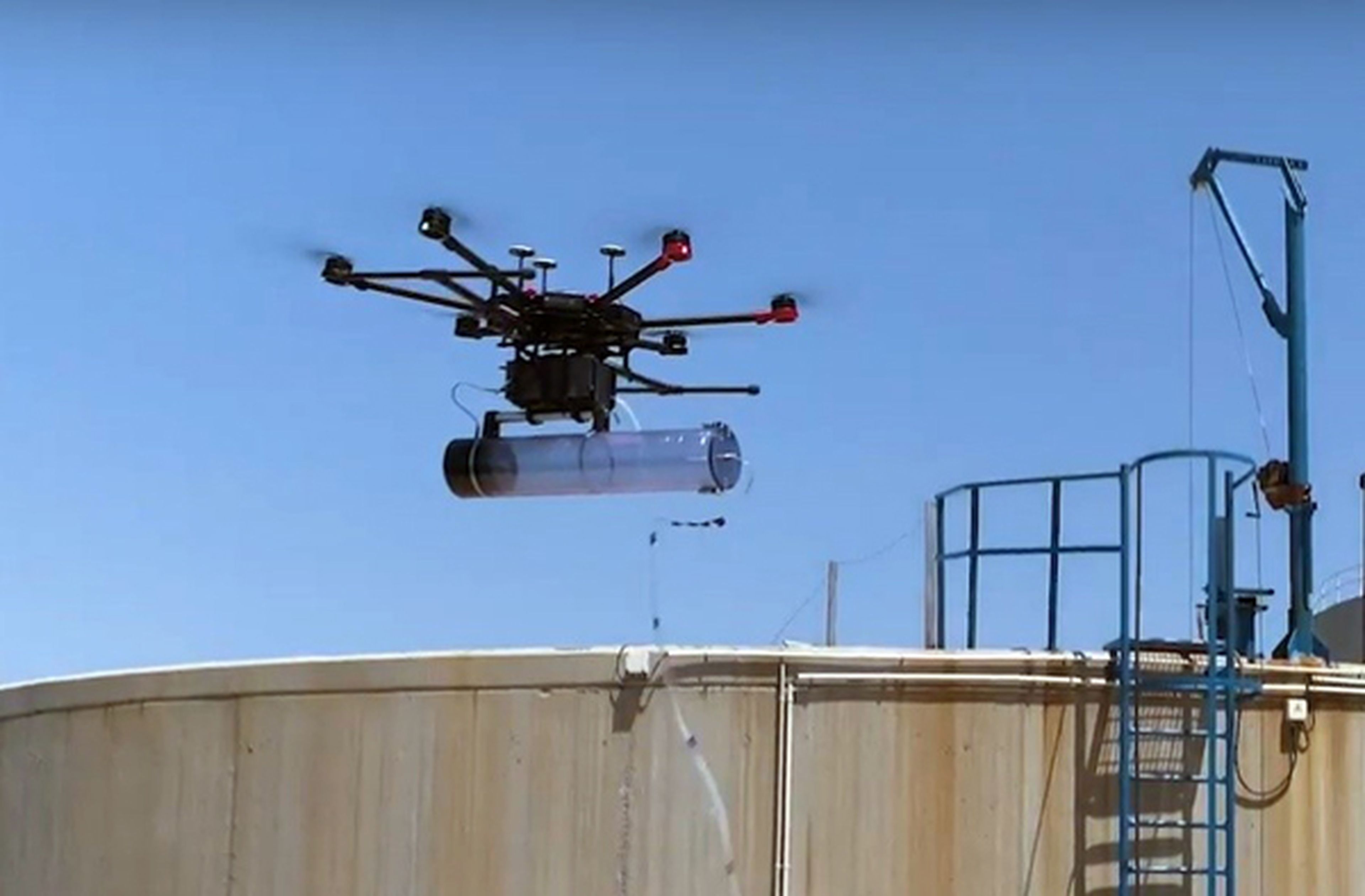 Un dron capta una muestra de olor en la EDAR de Molina de Segura, Murcia.