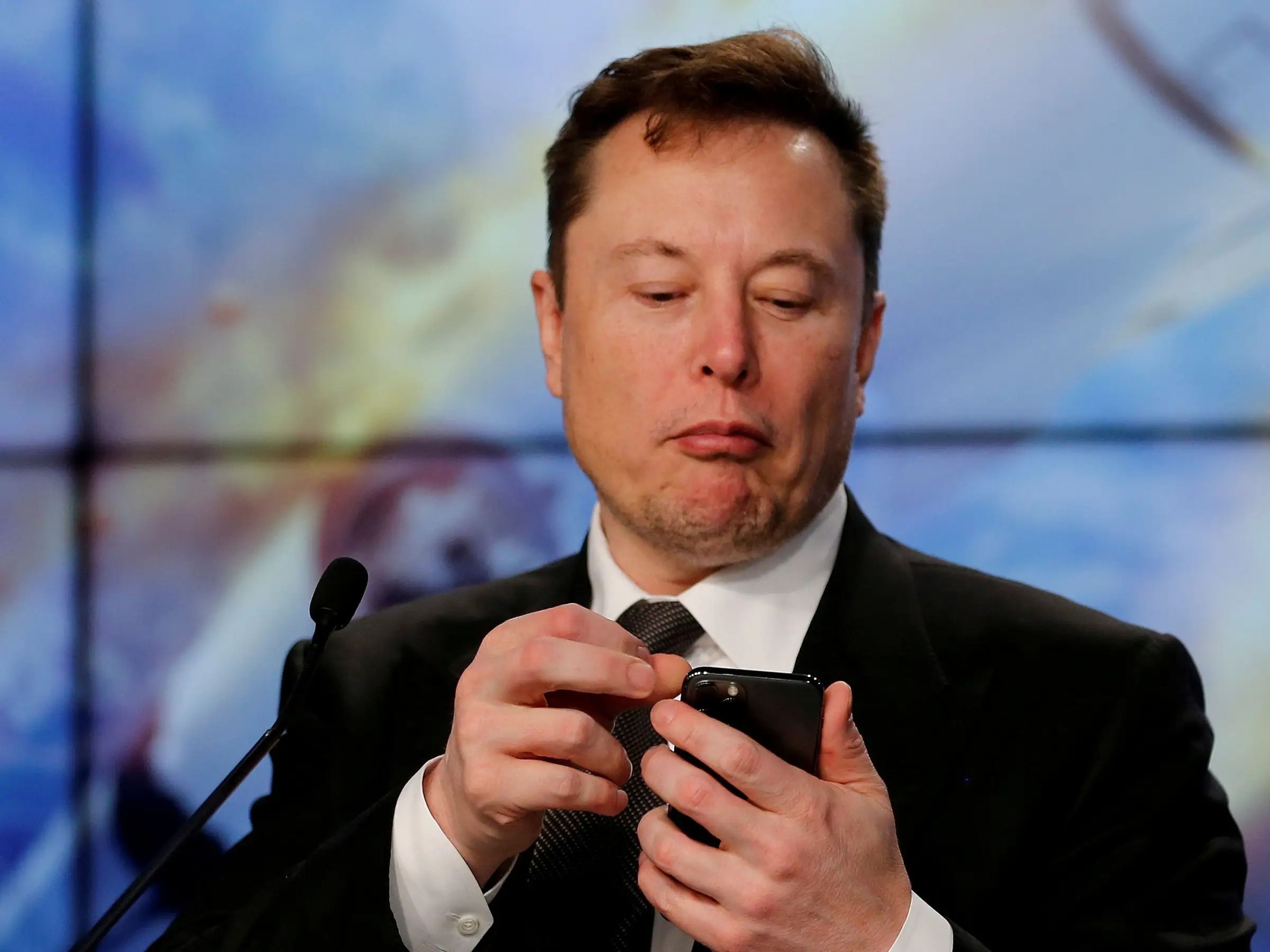 El CEO de Tesla, Elon Musk, consulta su móvil.