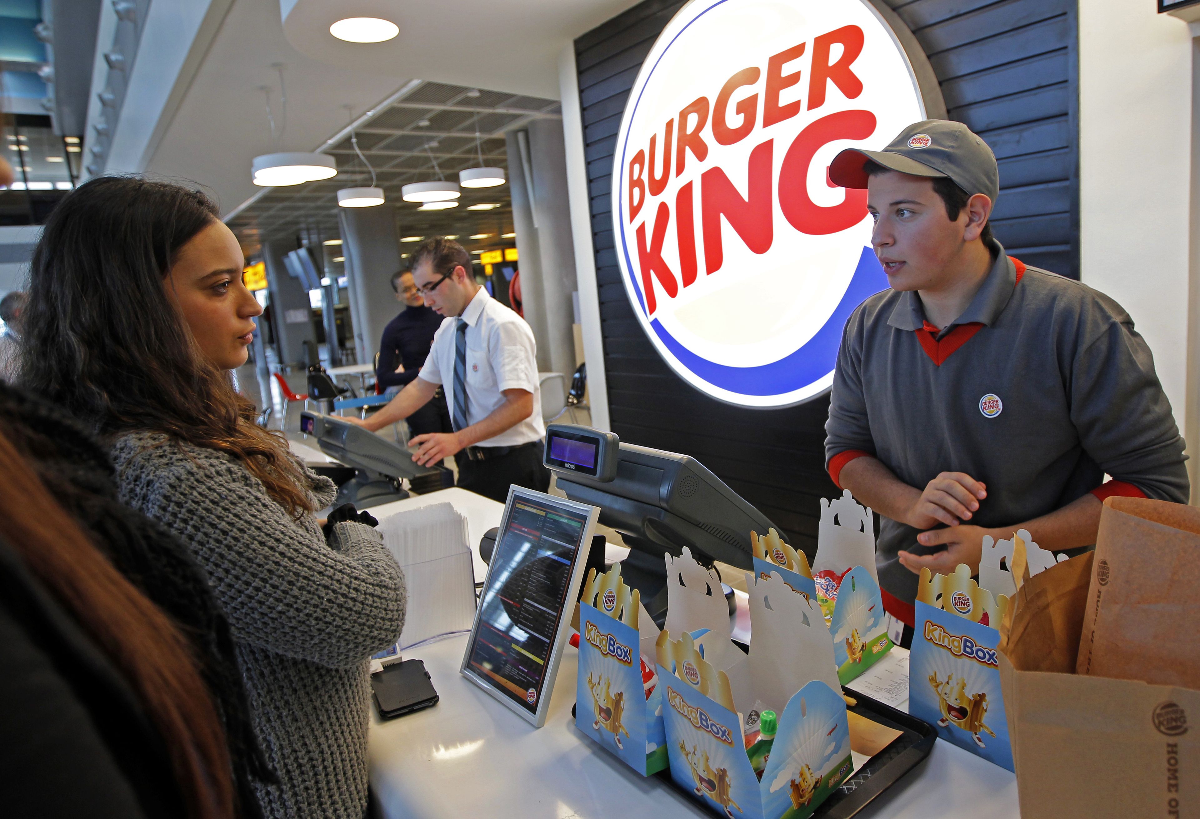 Empleado de Burger King trabajando