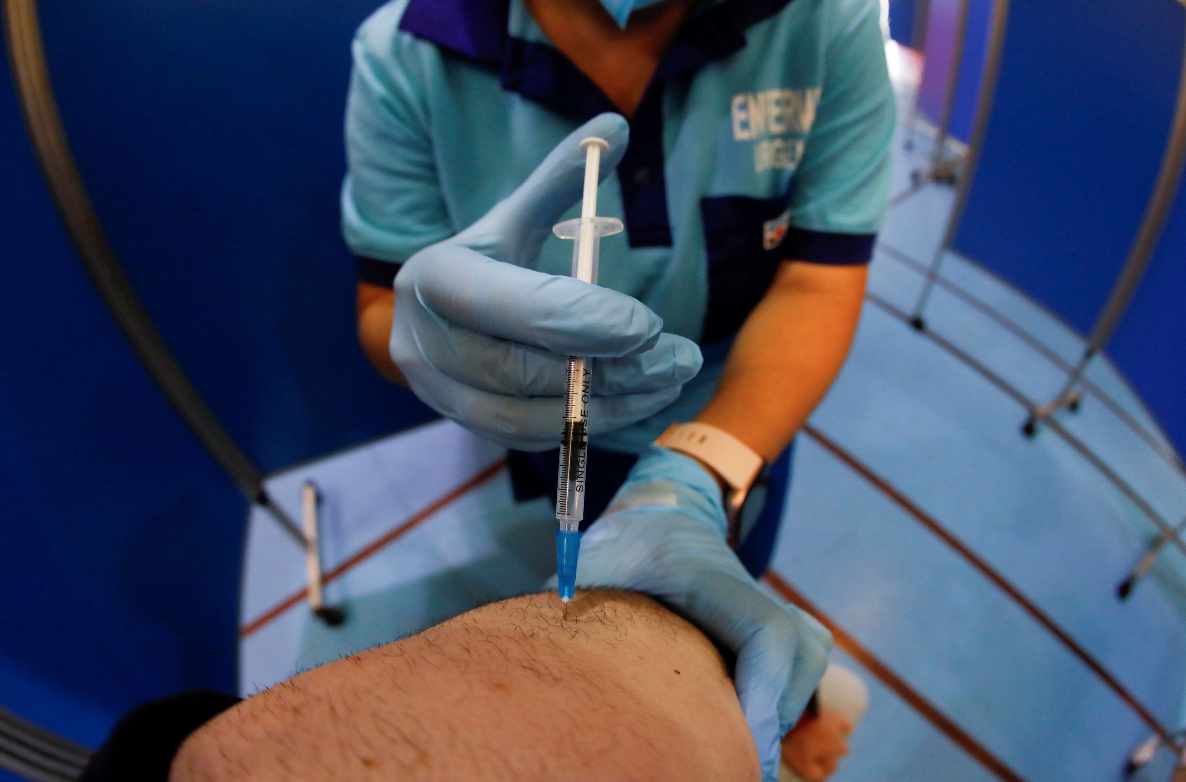 Una enfermera inyecta una dosis de la vacuna de Pfizer contra el COVID-19 en Ronda.