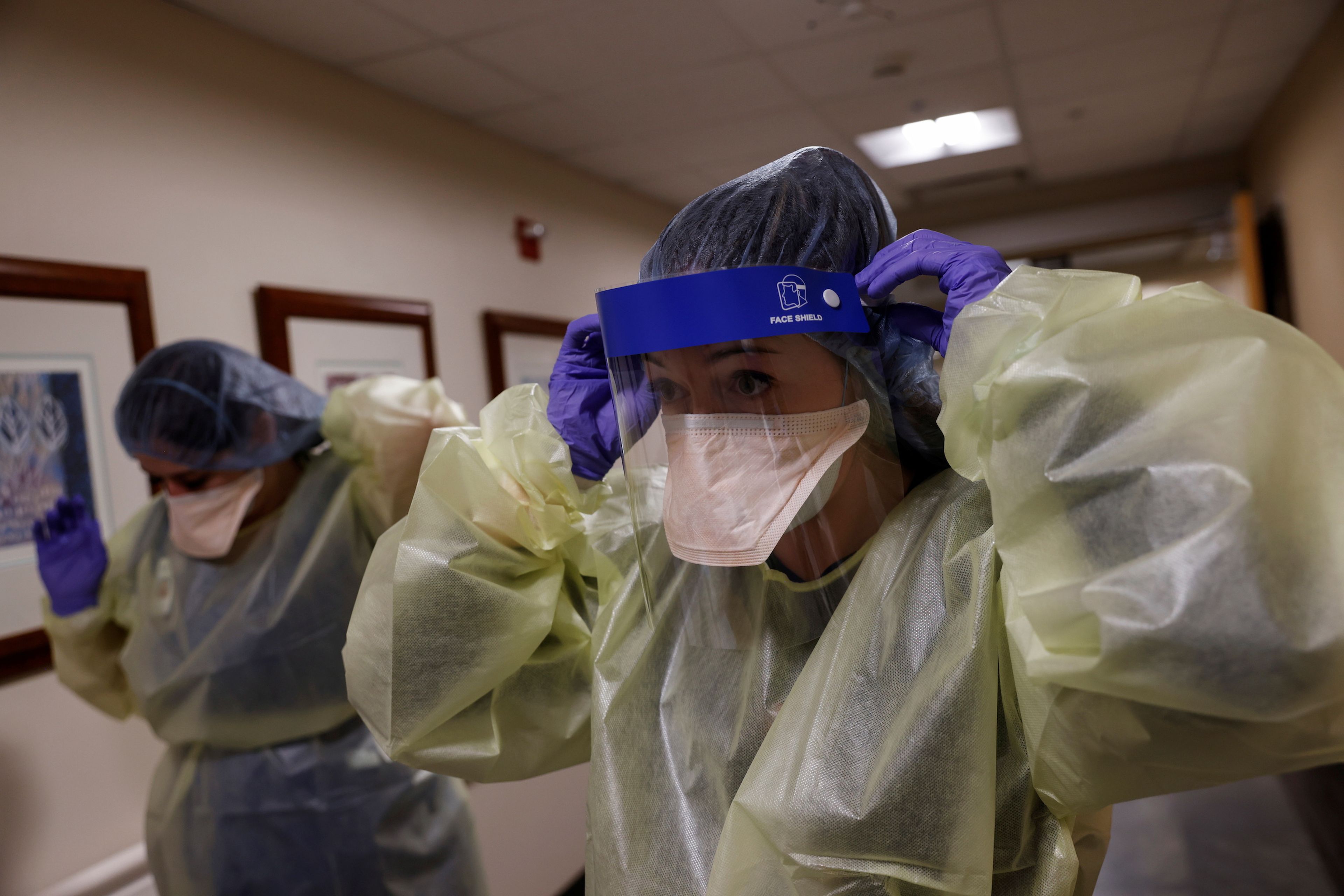 Enfermeras se equipan con trajes de protección contra el COVID-19