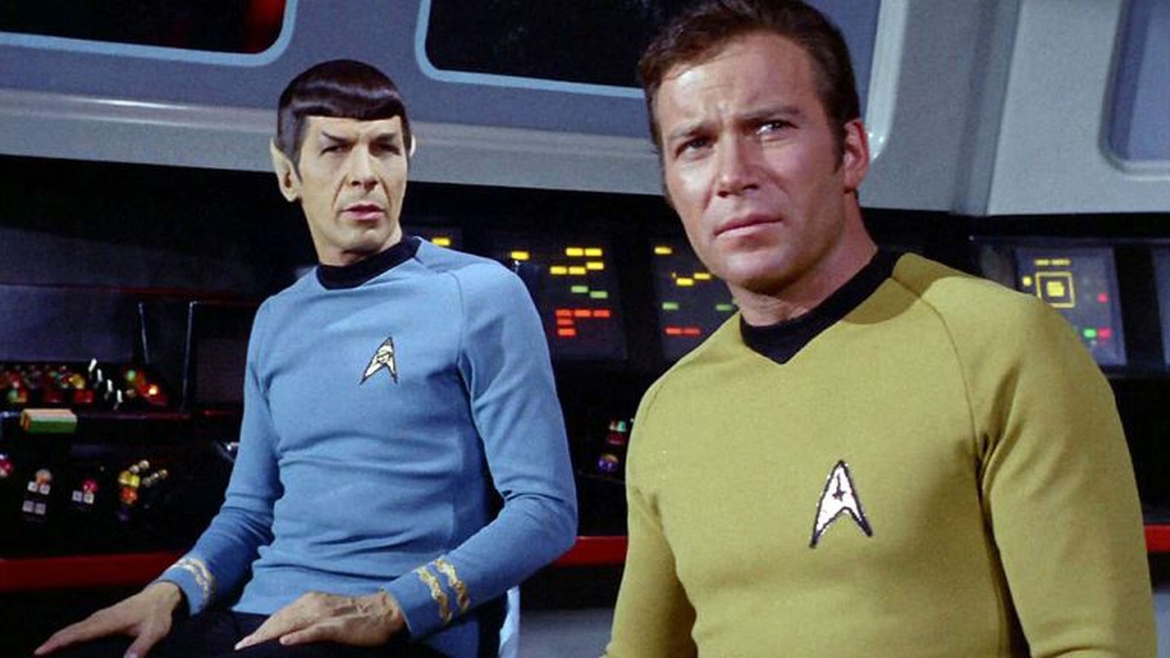 Kirk y Spock mirando de reojo una subasta de sus figuras.