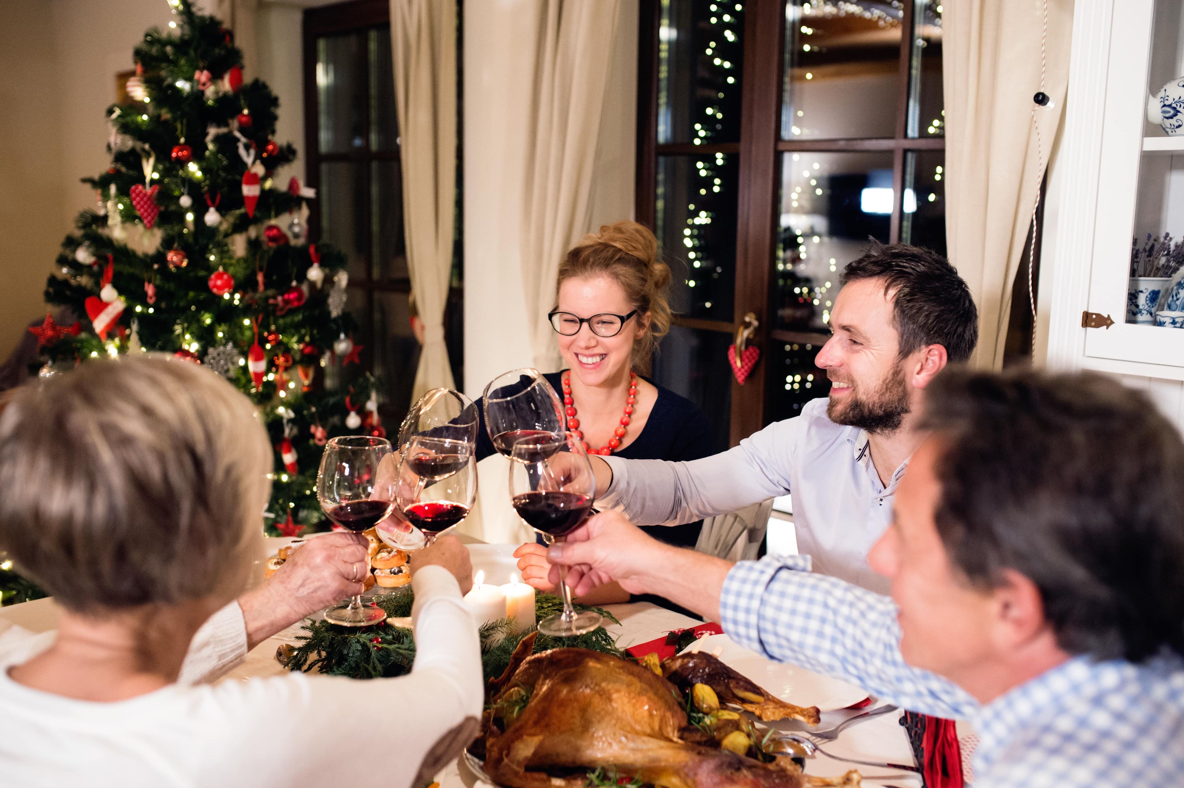 Familia brindando con vino en Navidad