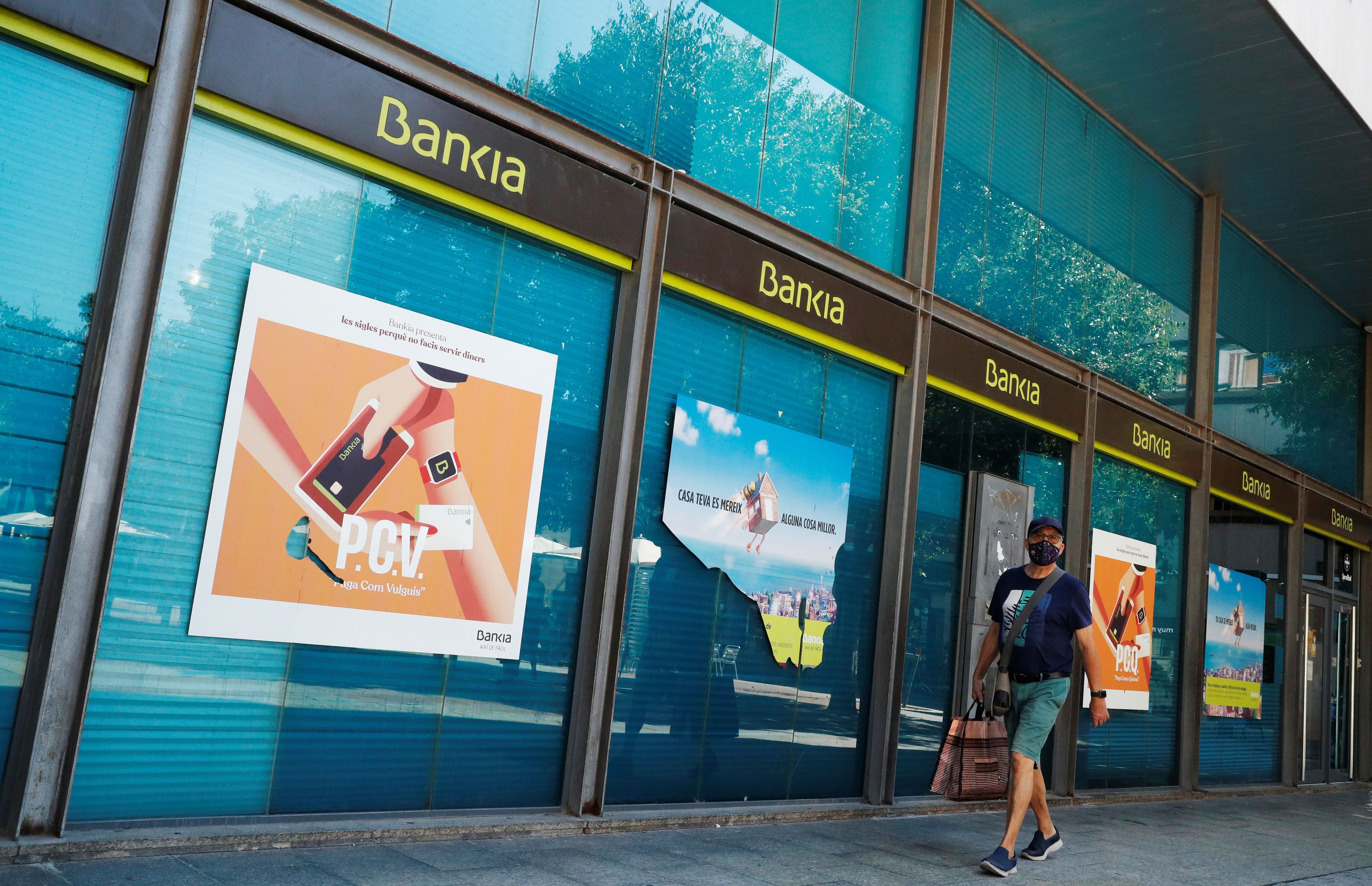 Un hombre pasa por una sucursal de Bankia