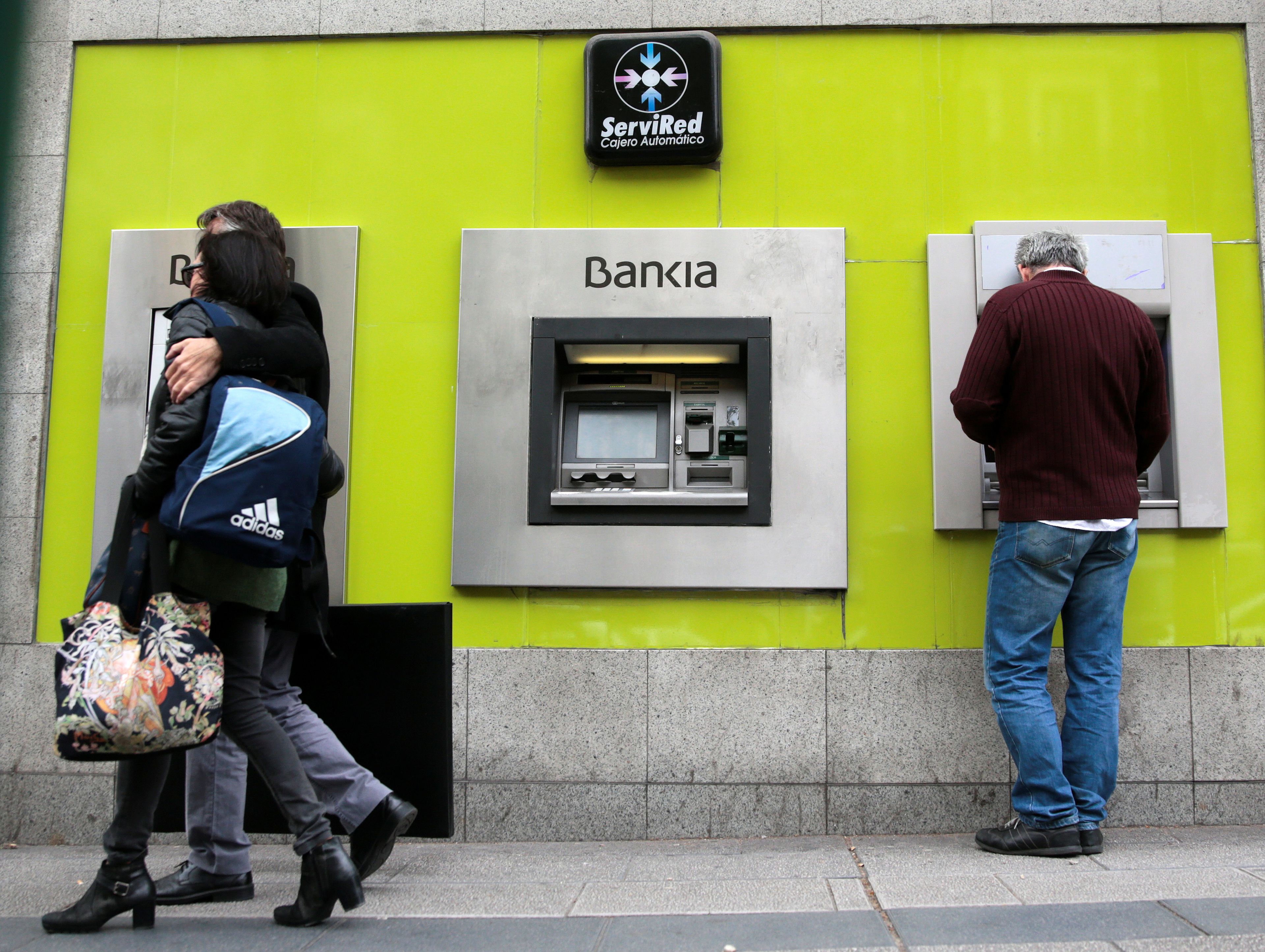Un hombre utiliza un cajero de Bankia