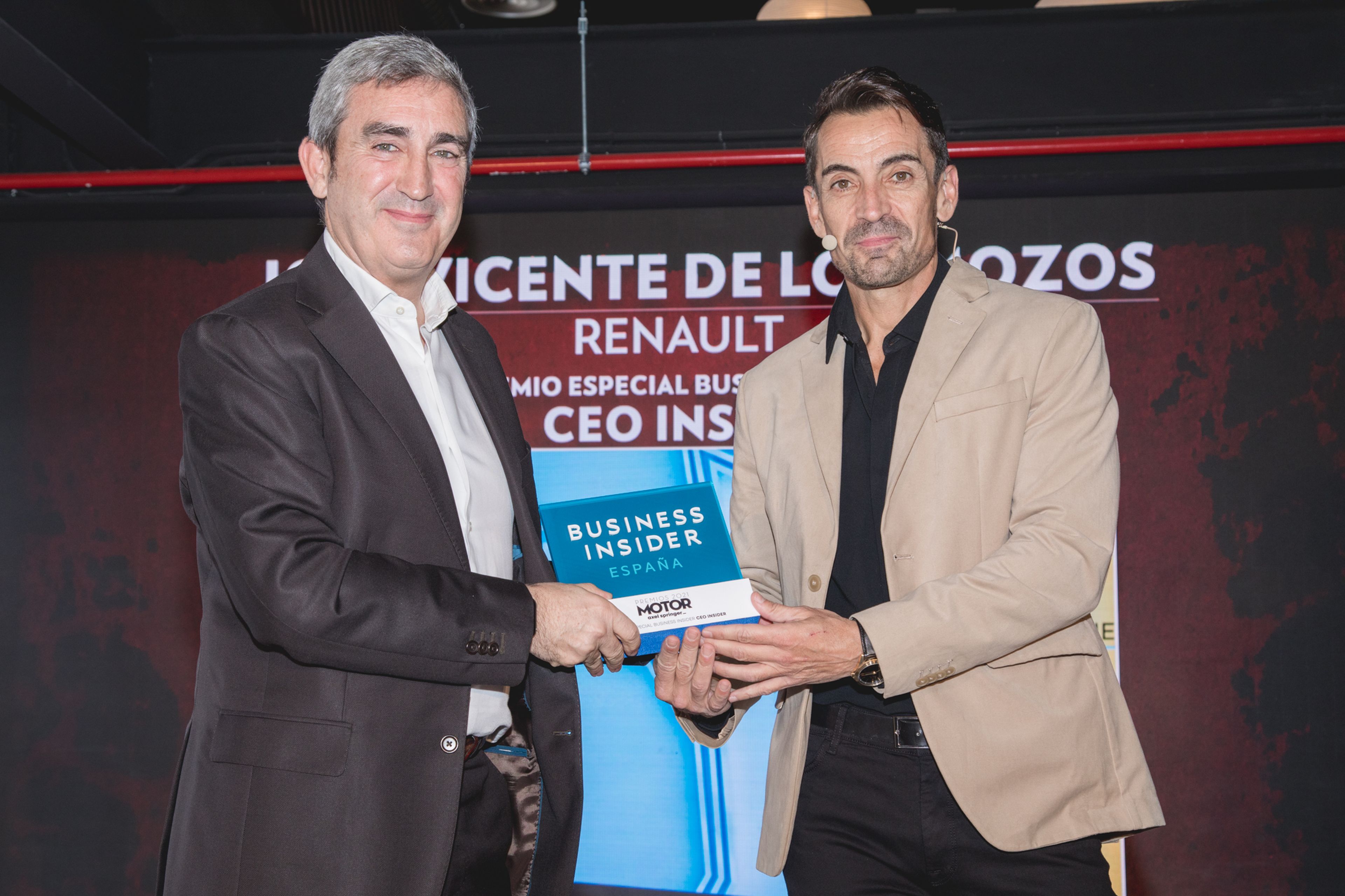 Jesús Presa (izq.), director de Relaciones Institucionales de Renault España, recibe el premio en nombre de José Vicente de los Mozos de manos de Manuel del Campo, CEO de Axel Springer España.