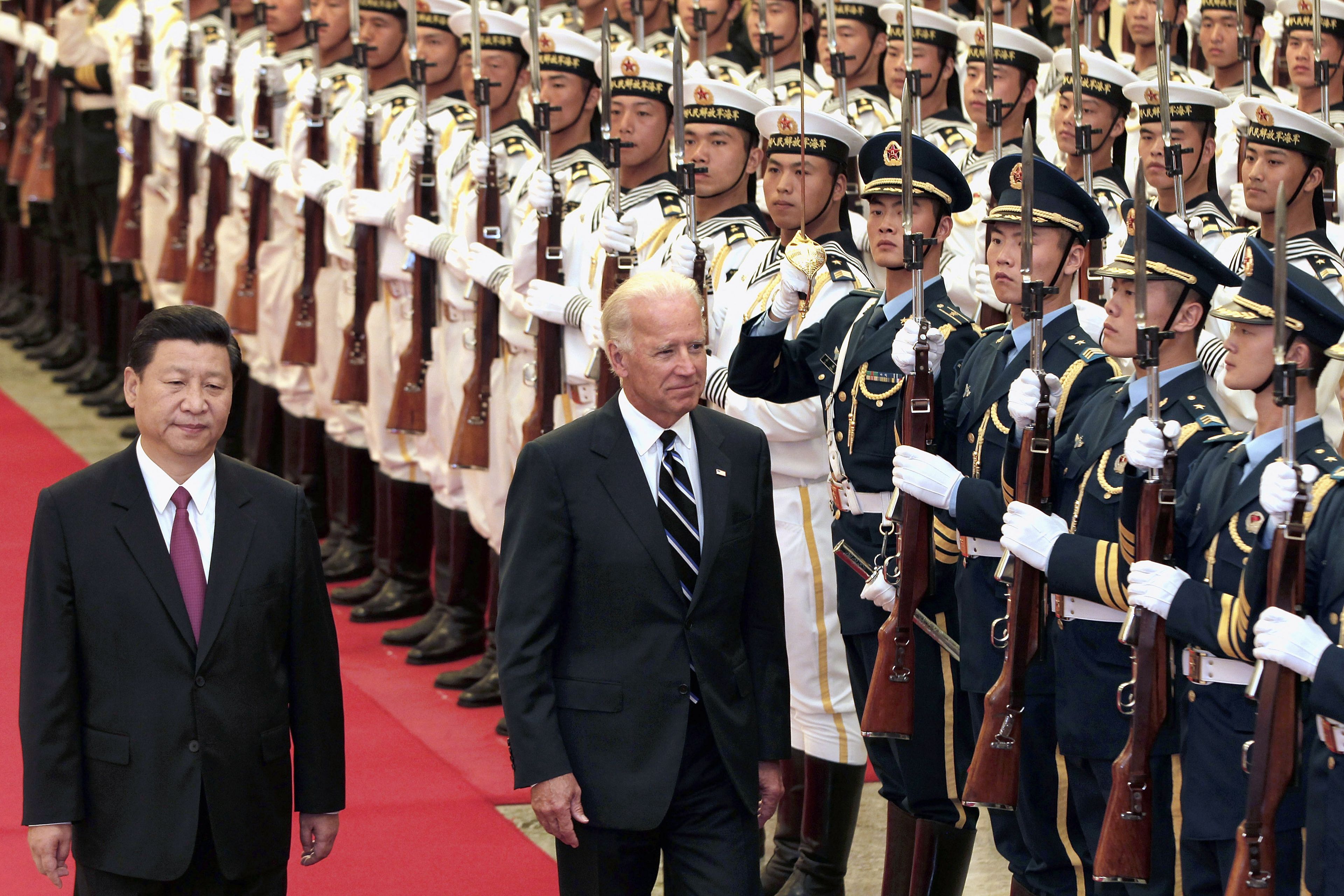 Xi Jinping y el entonces vicepresidente Joe Biden durante una visita a Pekín en 2011. Esta vez, Biden se enfrenta a una China más agresiva y a un mundo más militarista.
