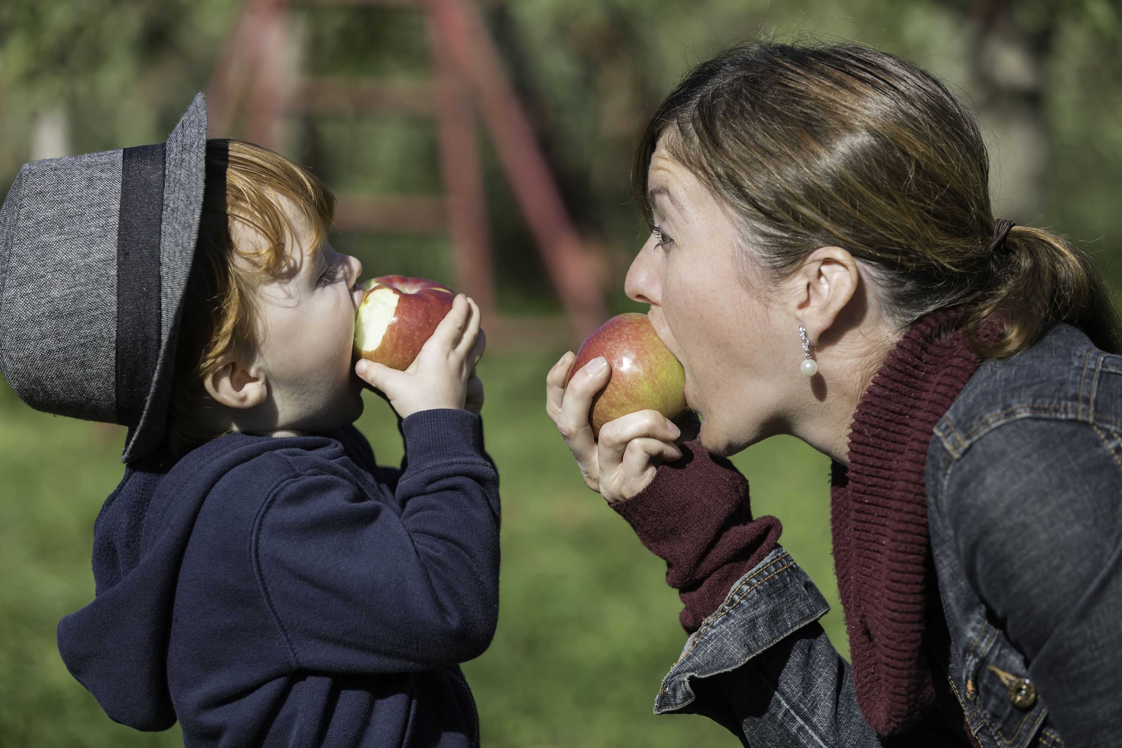 madre e hijo comiendo manzanas