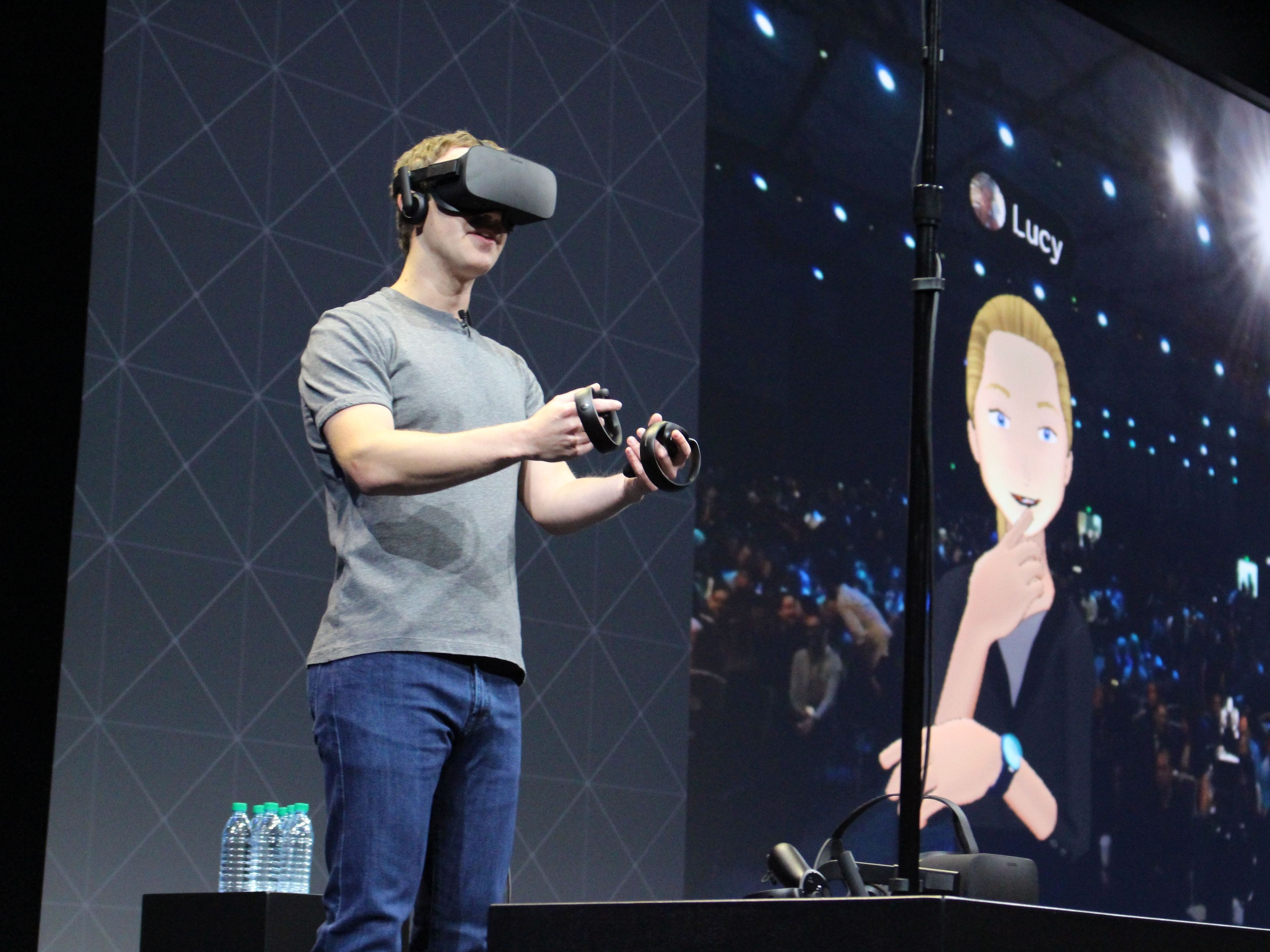 El director ejecutivo de Facebook, Mark Zuckerberg, en el escenario de una conferencia de desarrolladores de Oculus en 2016.