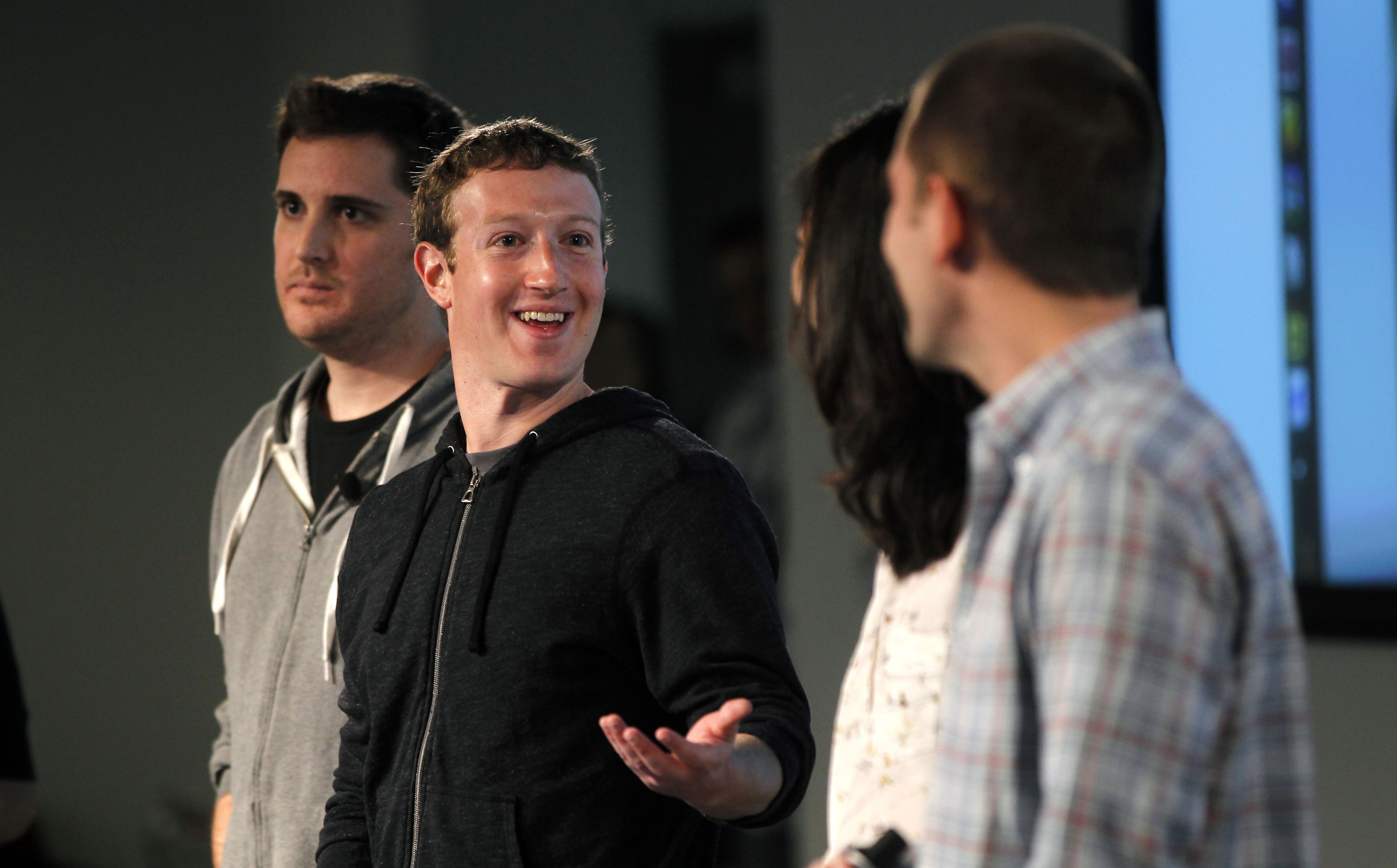 Mark Zuckerberg, en una imagen de archivo junto a varios trabajadores de la compañía.