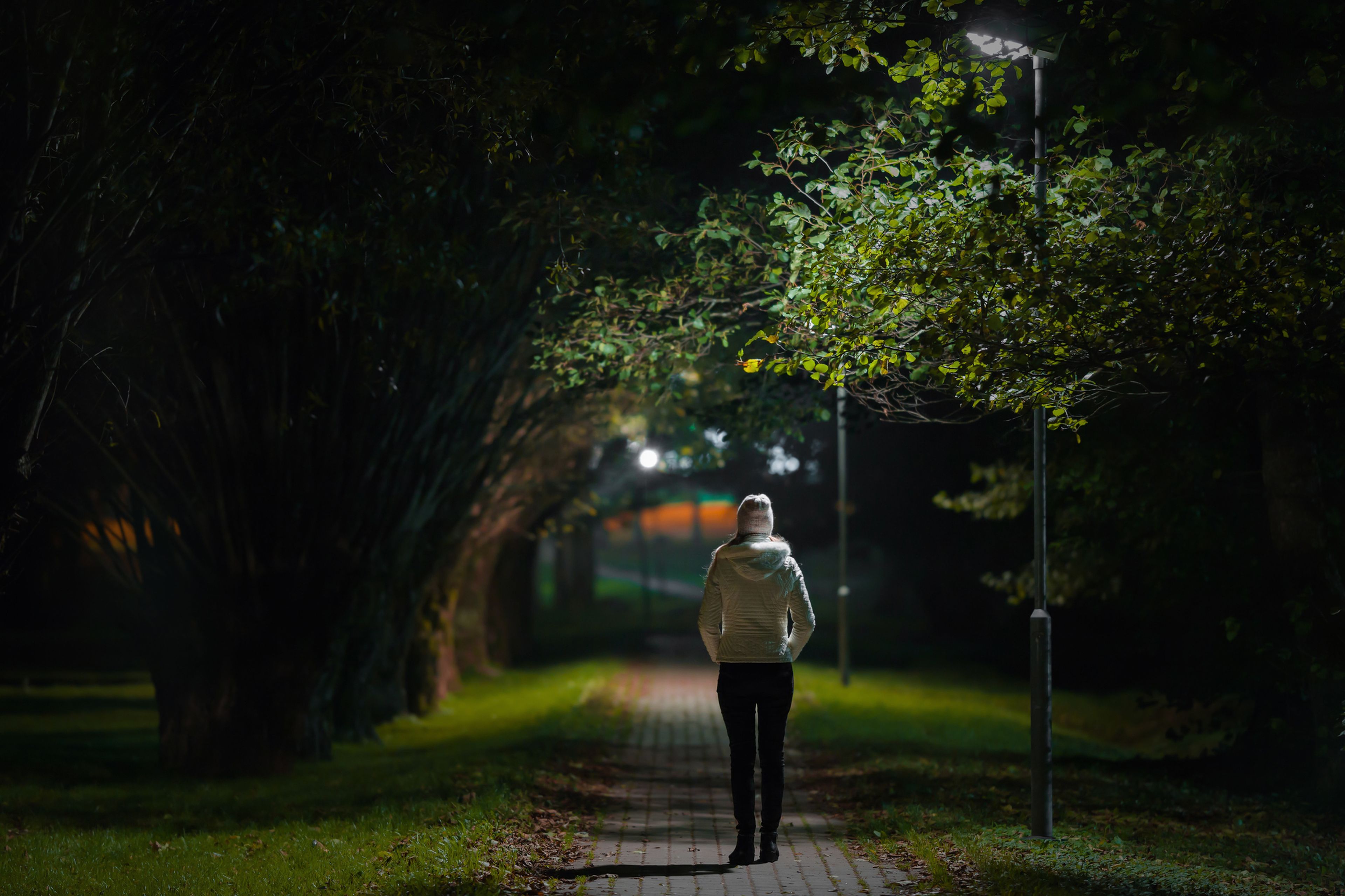 Mujer caminando por la noche