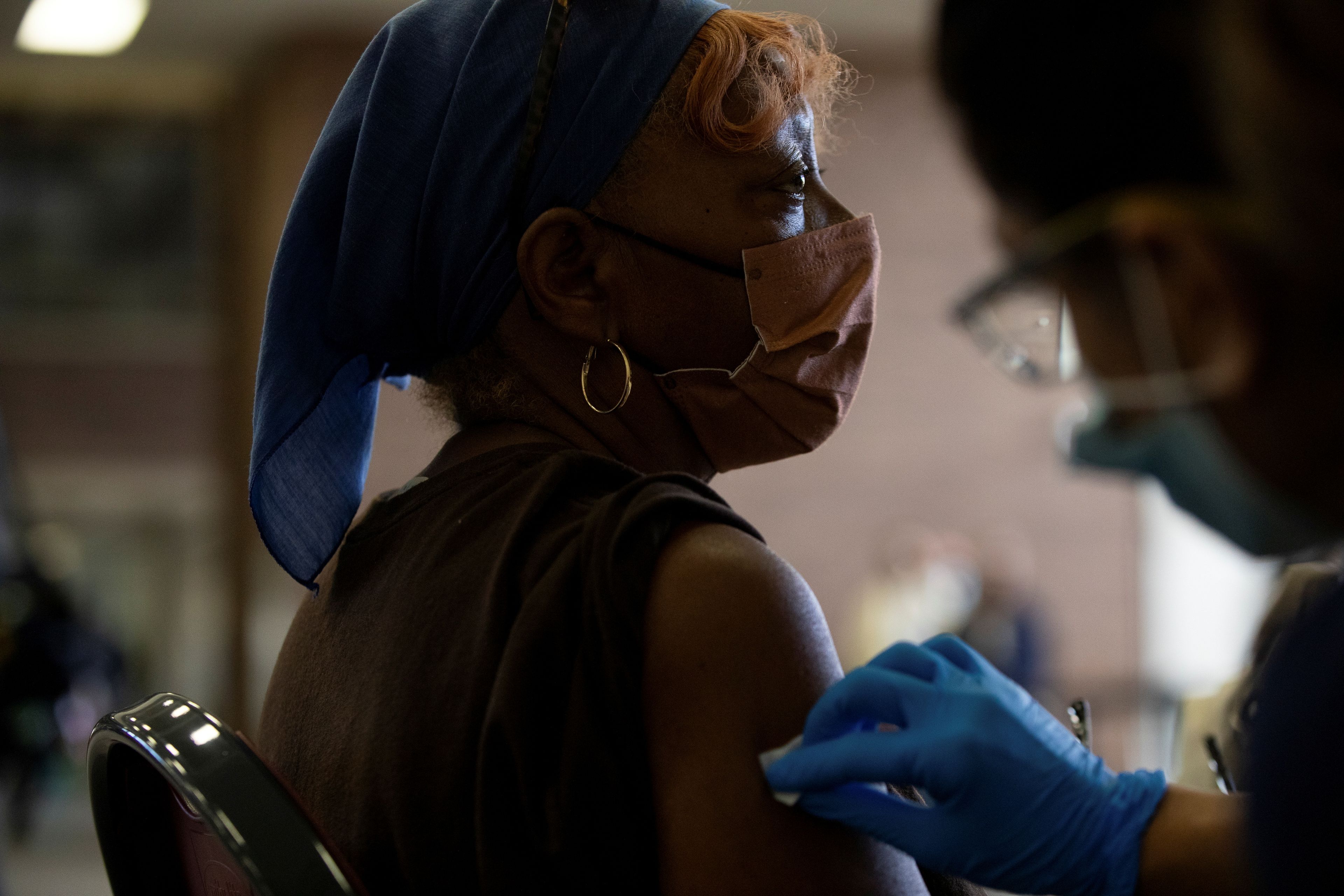 Una mujer recibe una dosis de la vacuna del COVID-19.