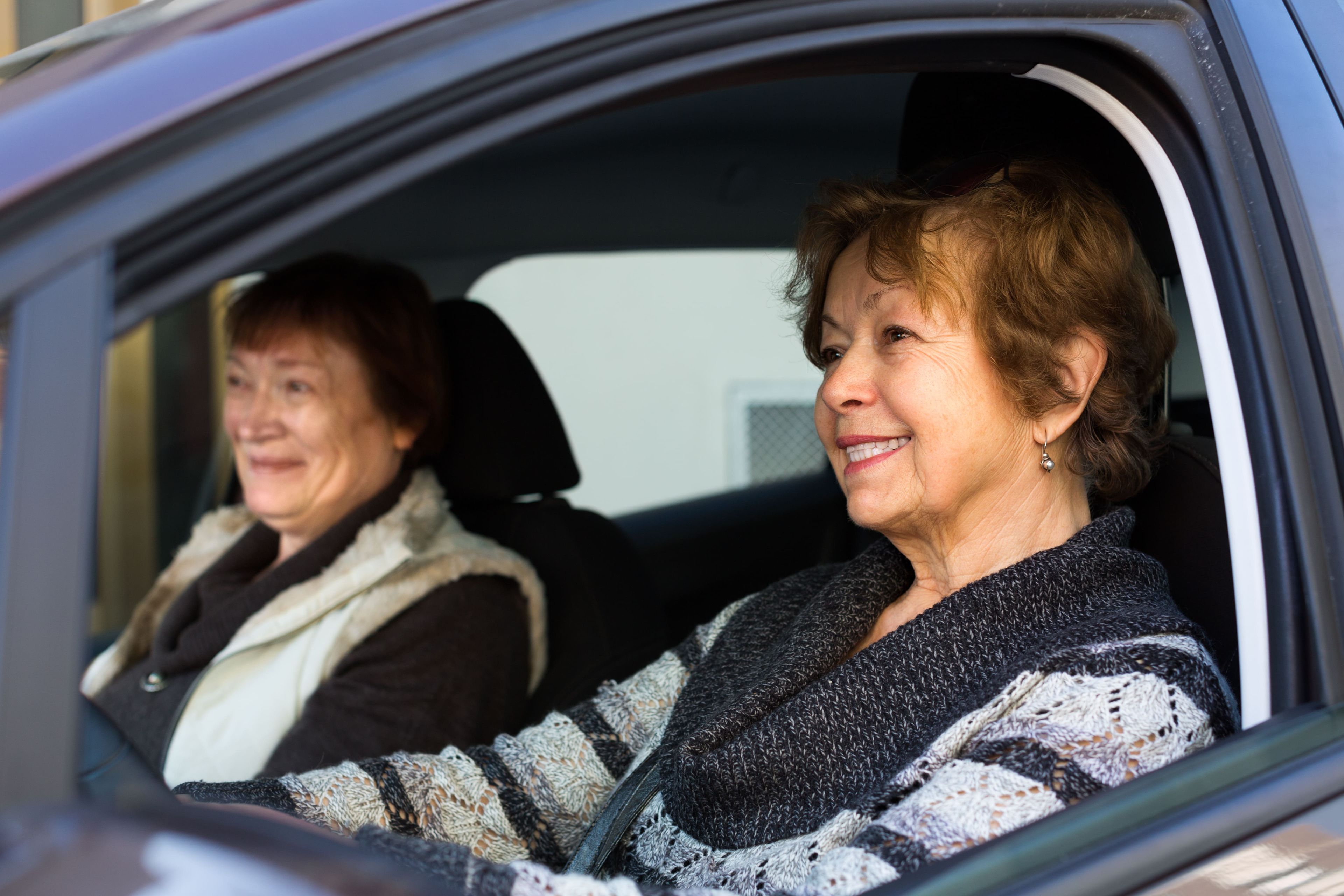 Mujeres mayores conduciendo