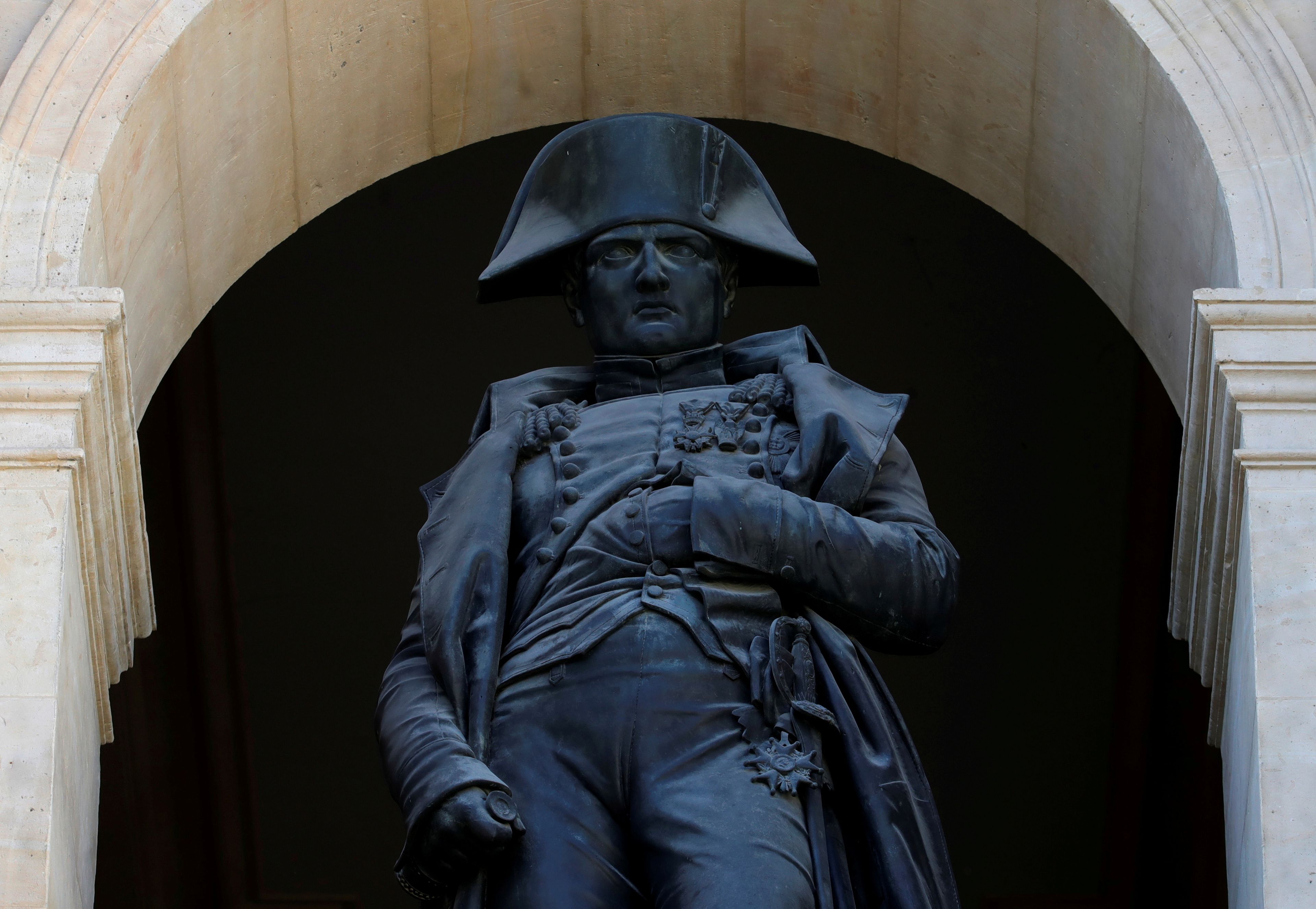 Estatua de Napoleón I esculpida por Emile Seurre.