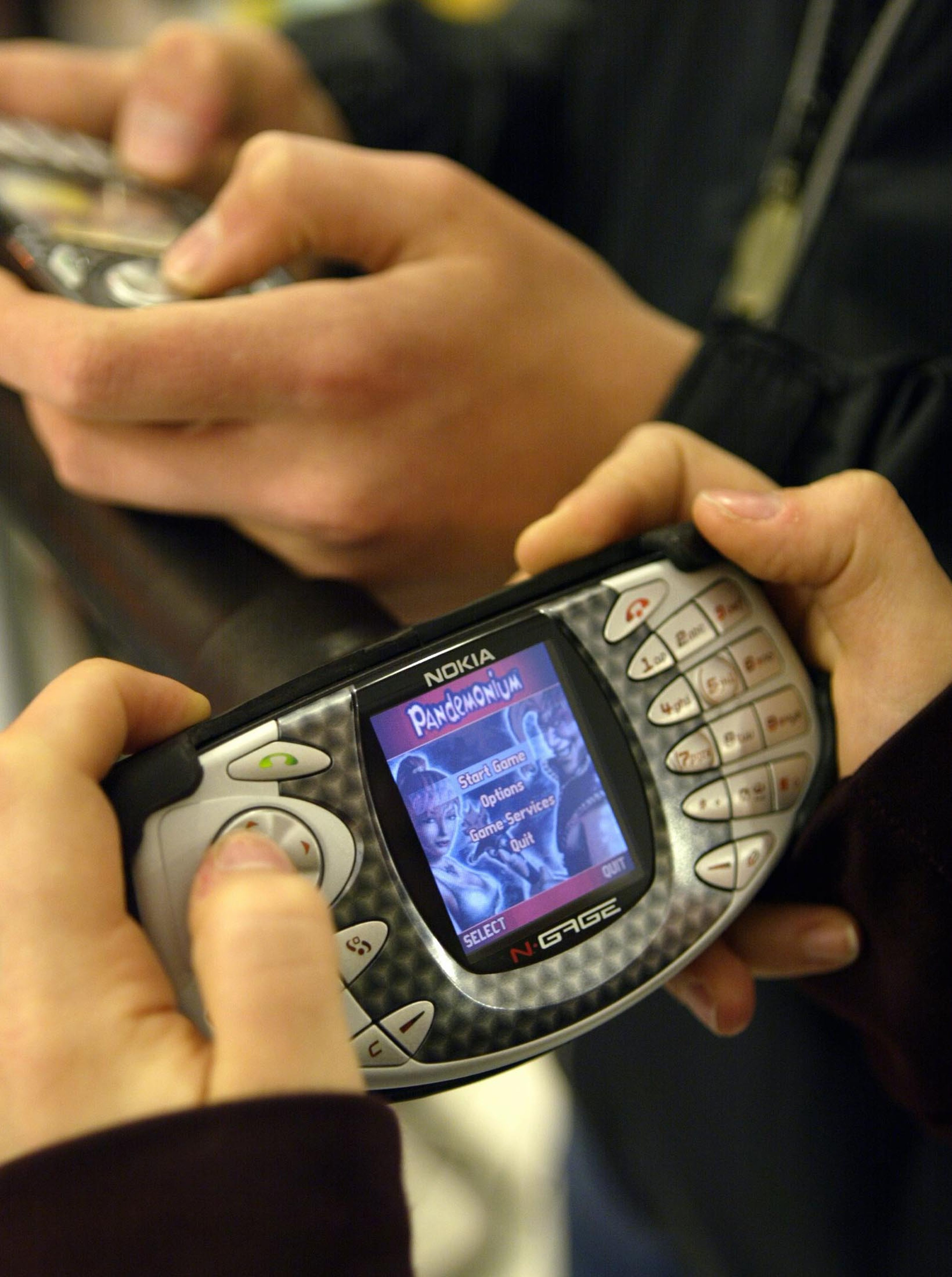 Un usuario juega con un Nokia N-gage.