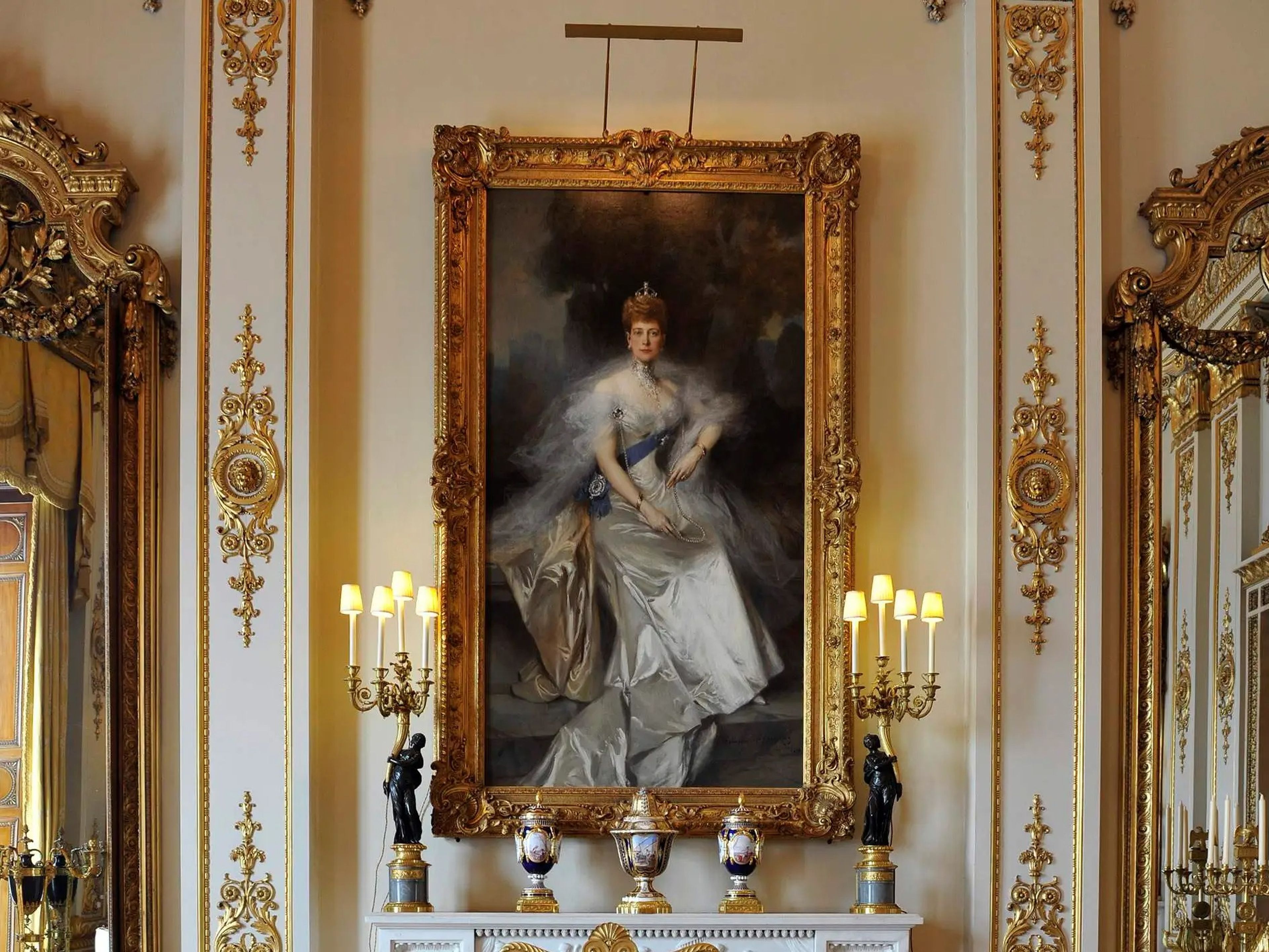 Una pintura de la reina Alexandra en el White Drawing Room del Palacio de Buckingham.