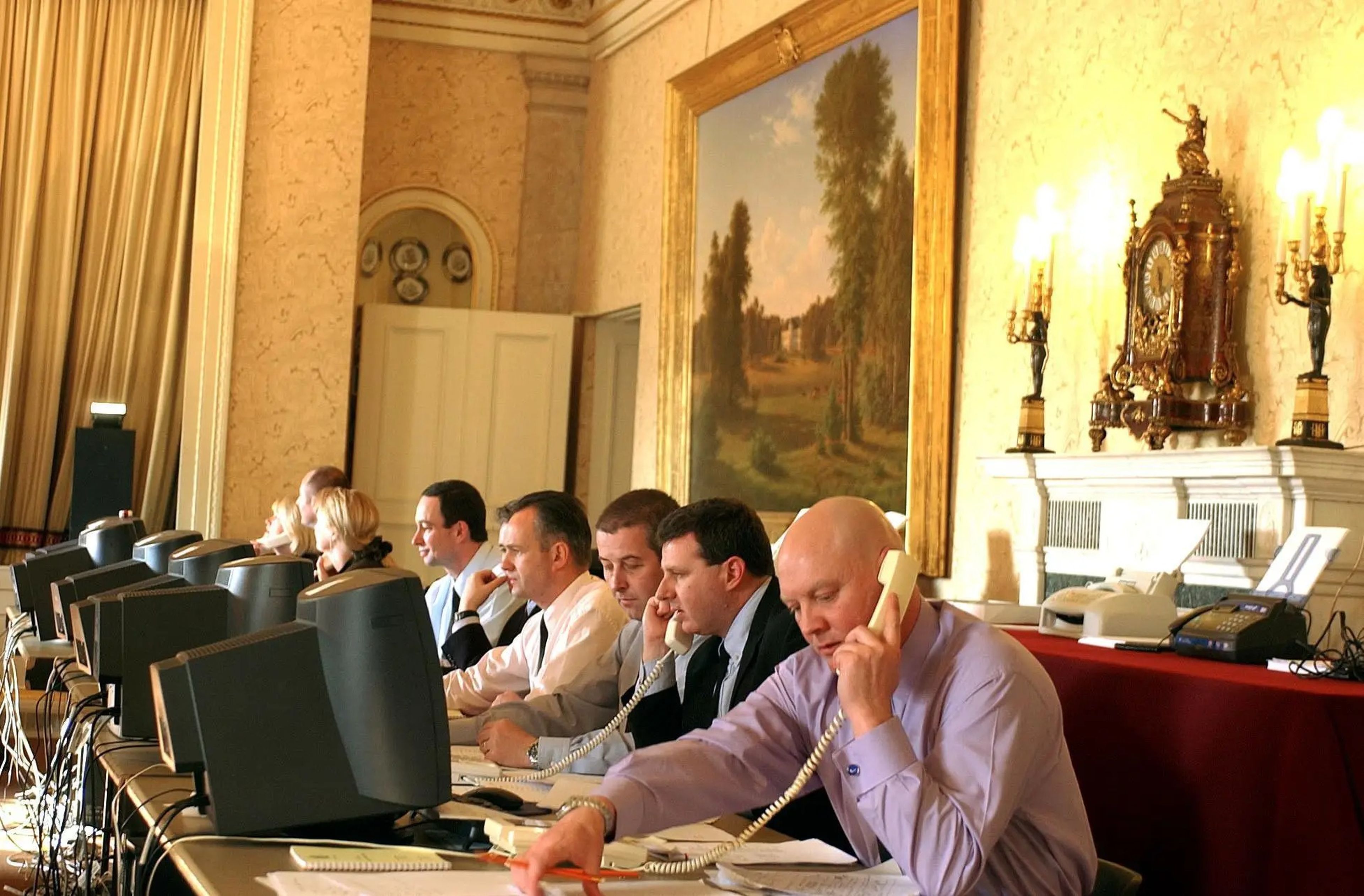 Empleados hablando por teléfono en el Palacio de Buckingham.