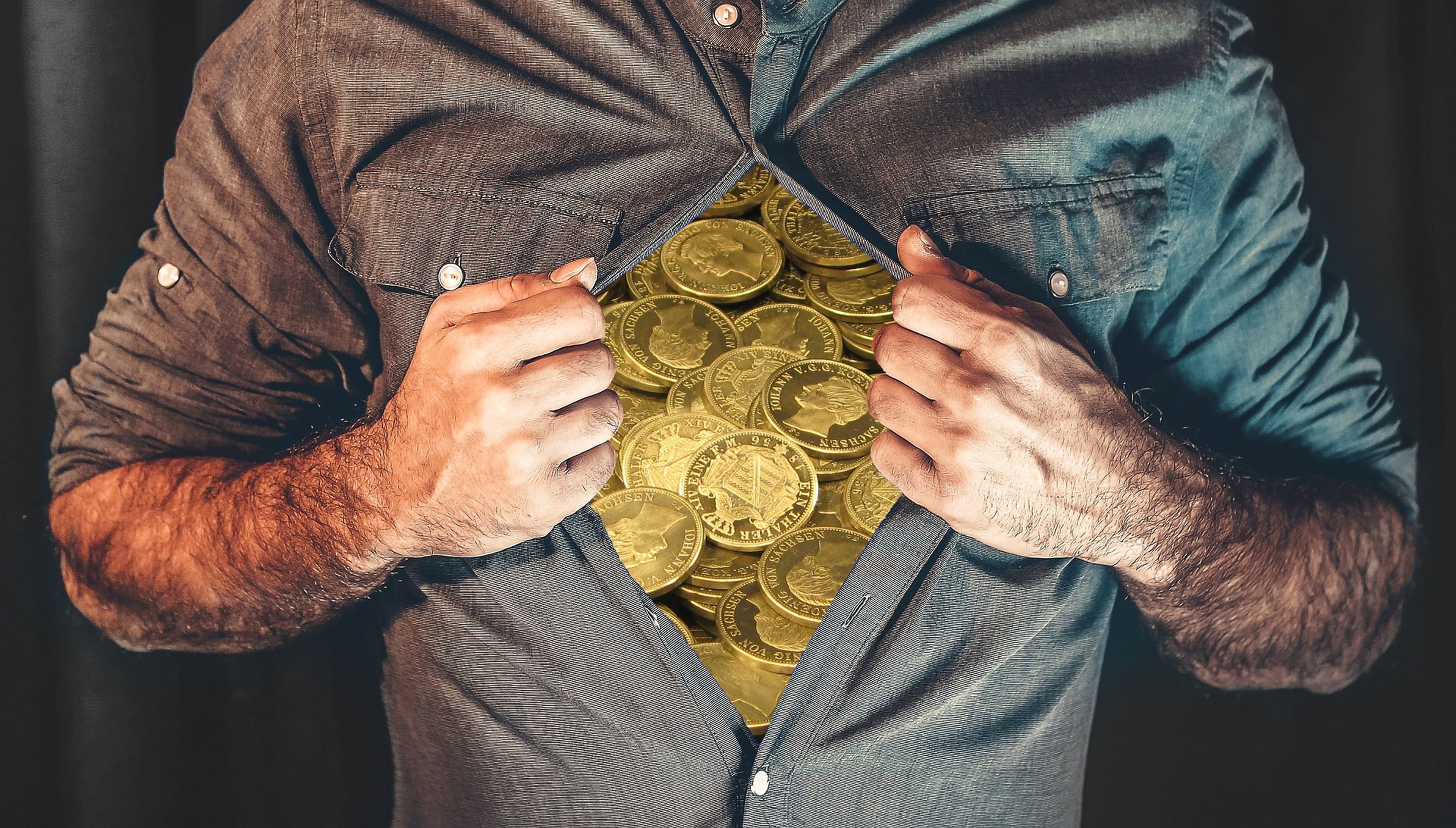 Una persona se abre la camisa y aparecen monedas.