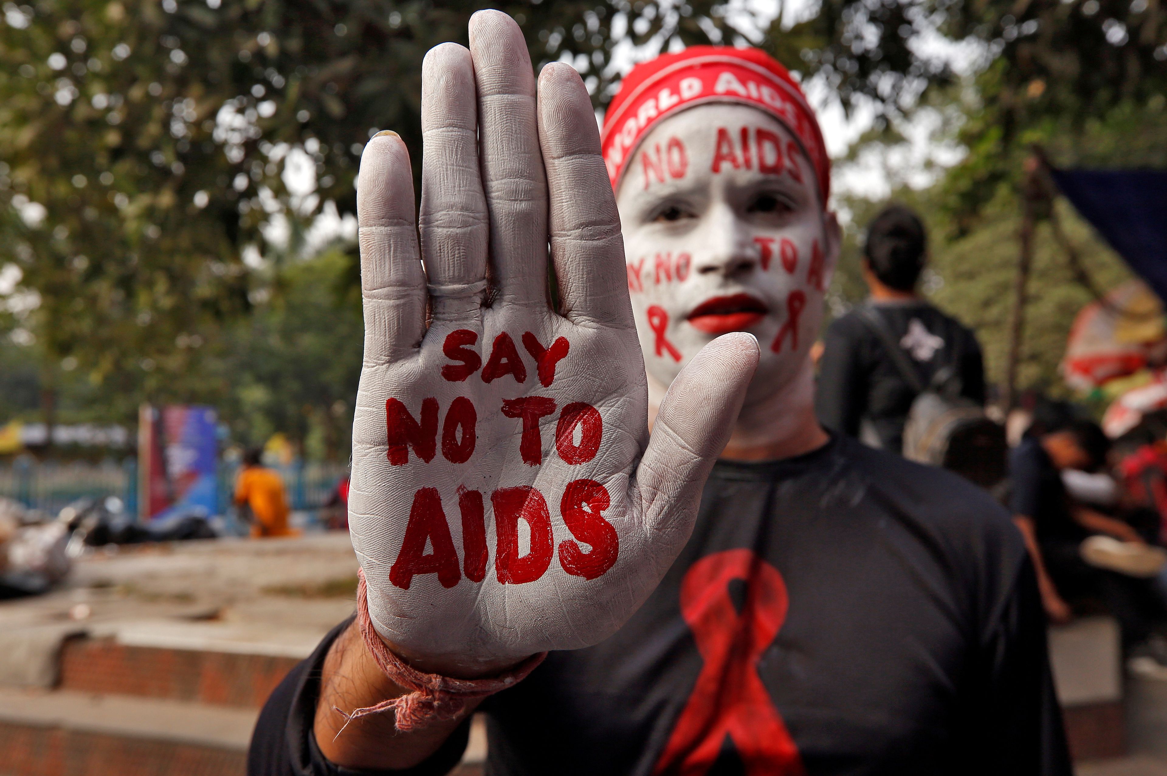 Persona se manifiesta contra el SIDA
