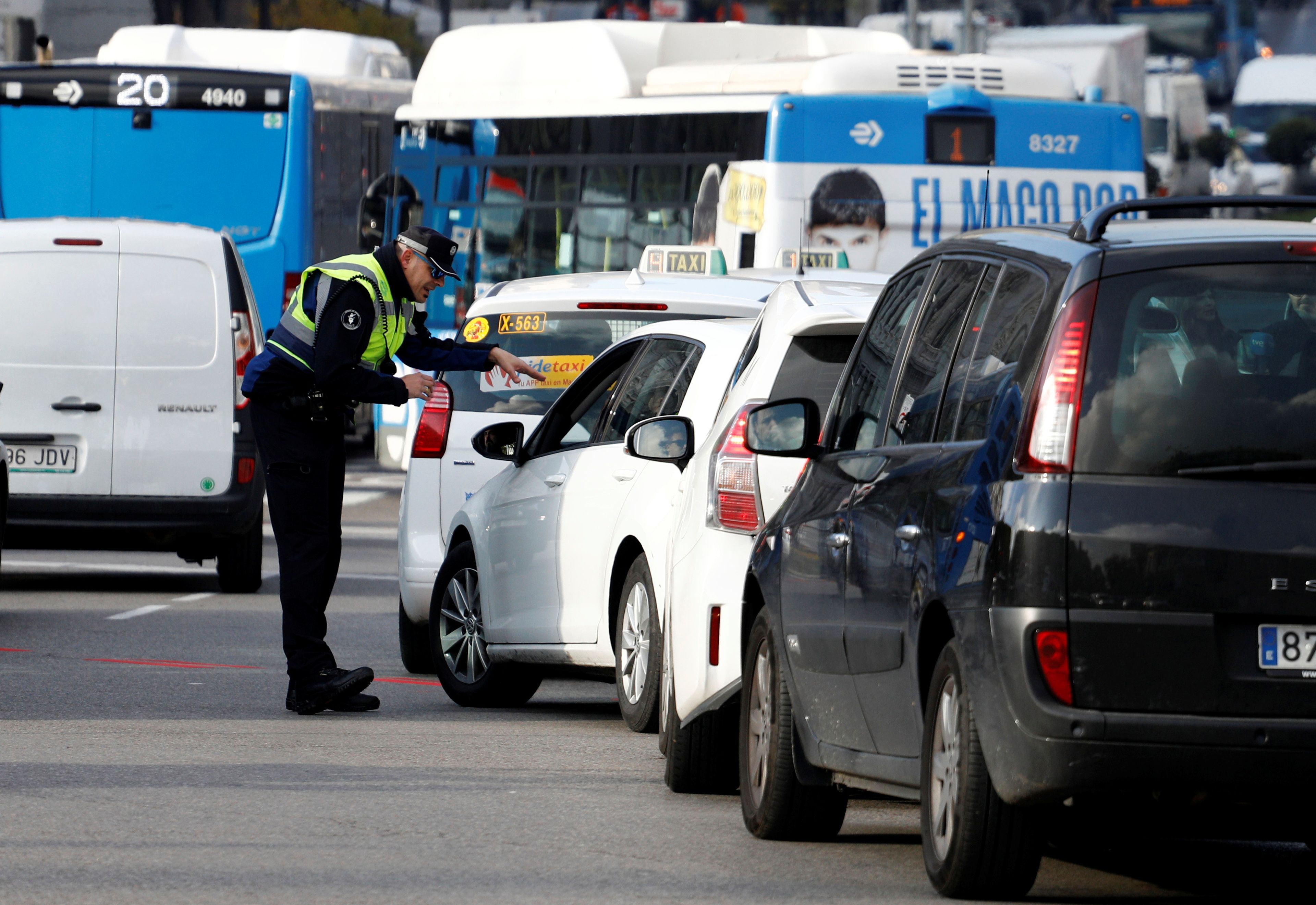 Un policía detiene a un conductor en Madrid