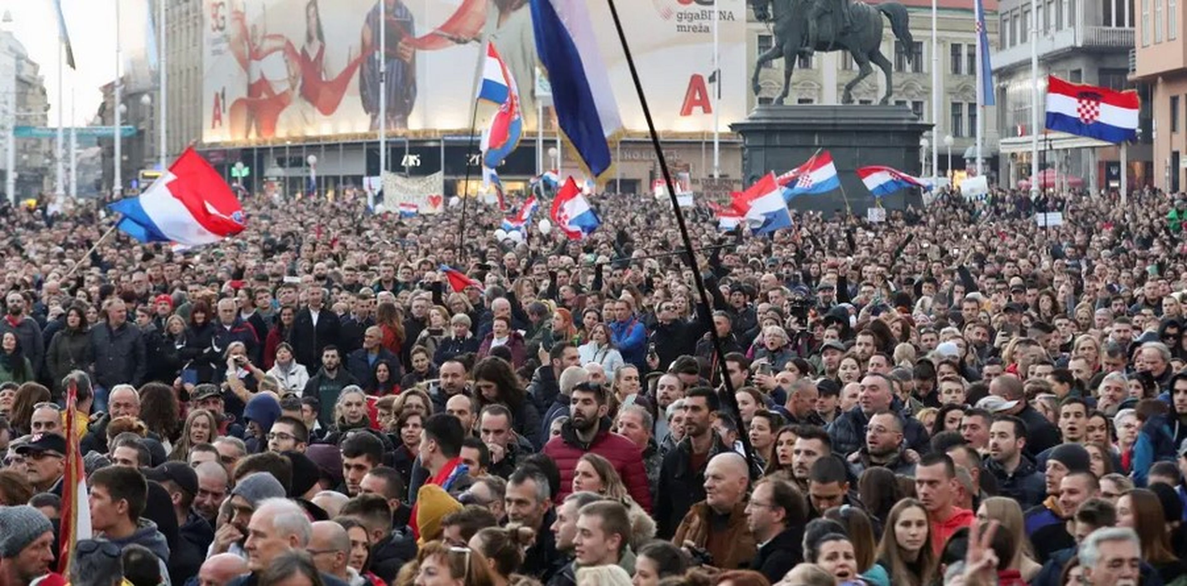 Los manifestantes portan banderas mientras se reúnen para protestar contra las medidas del COVID-19, en Zagreb (Croacia), el 20 de noviembre de 2021.