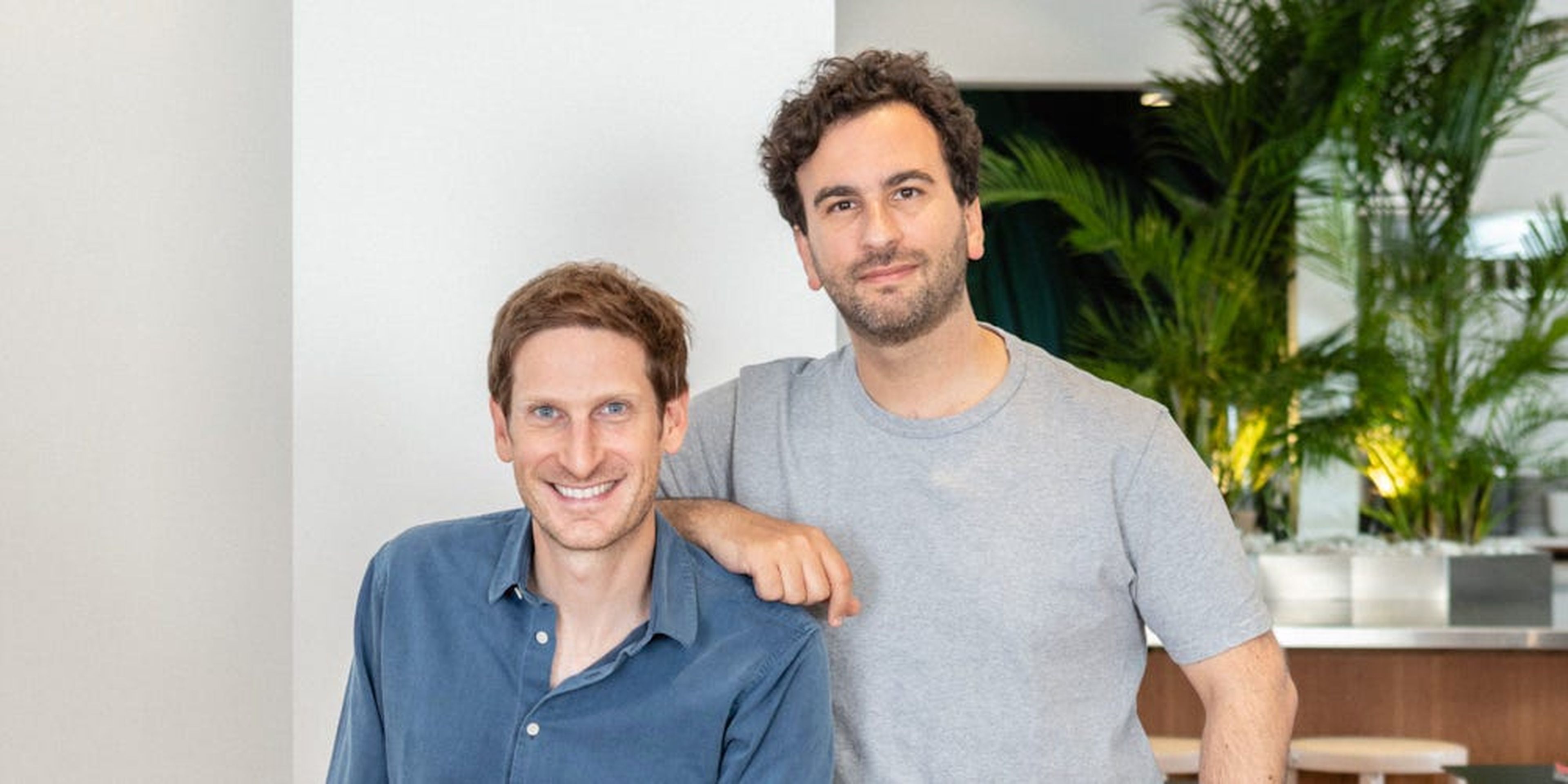 Los cofundadores de Qonto, Alexandre Prot y Steve Anavi.