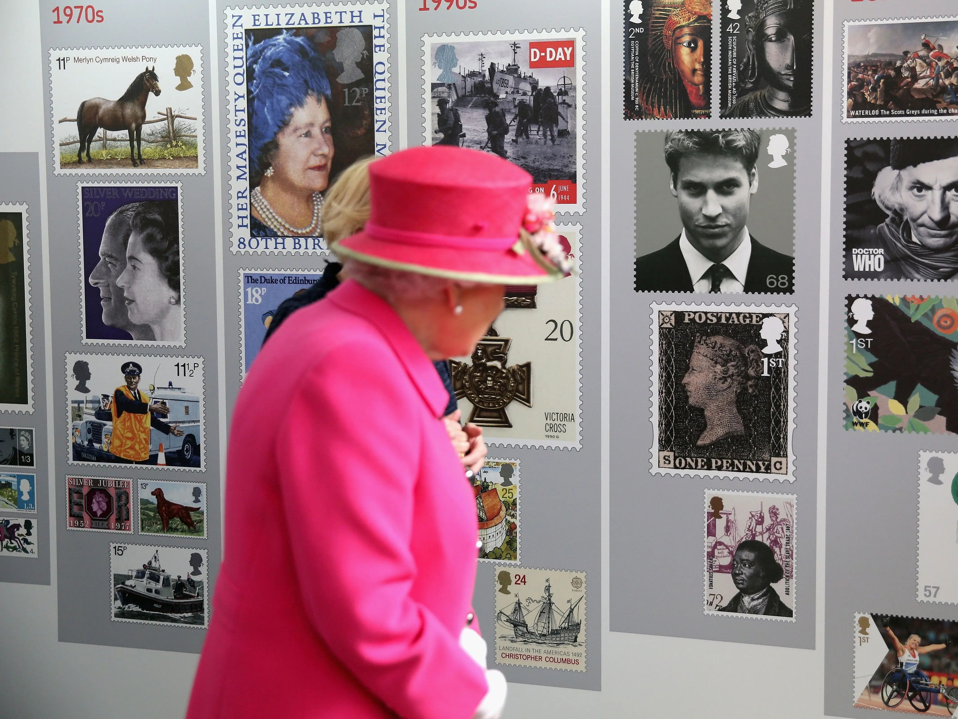 La reina Isabel observa una exposición de sellos de Royal Mail en la oficina de entrega postal de Royal Mail Windsor en Windsor.
