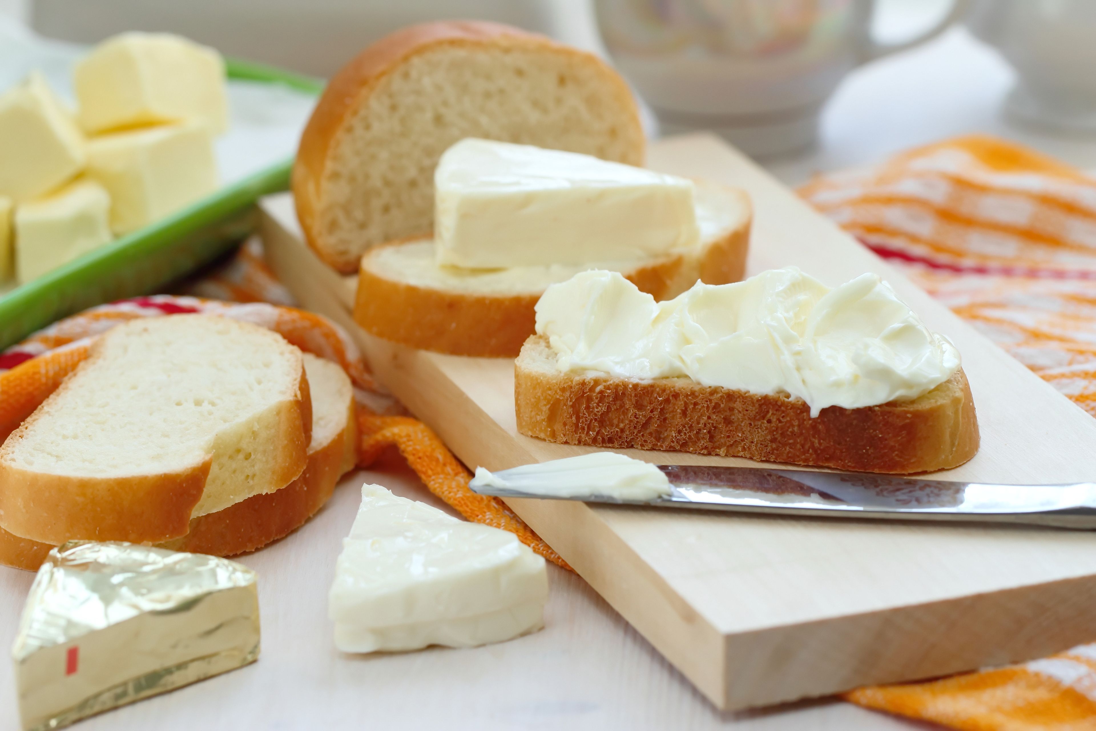Почему скрипит сыр. Плавленный сыр на хлебе. Бутерброды с молочными продуктами. Красивый бутерброд с маслом. Сливочный сыр на хлебе.
