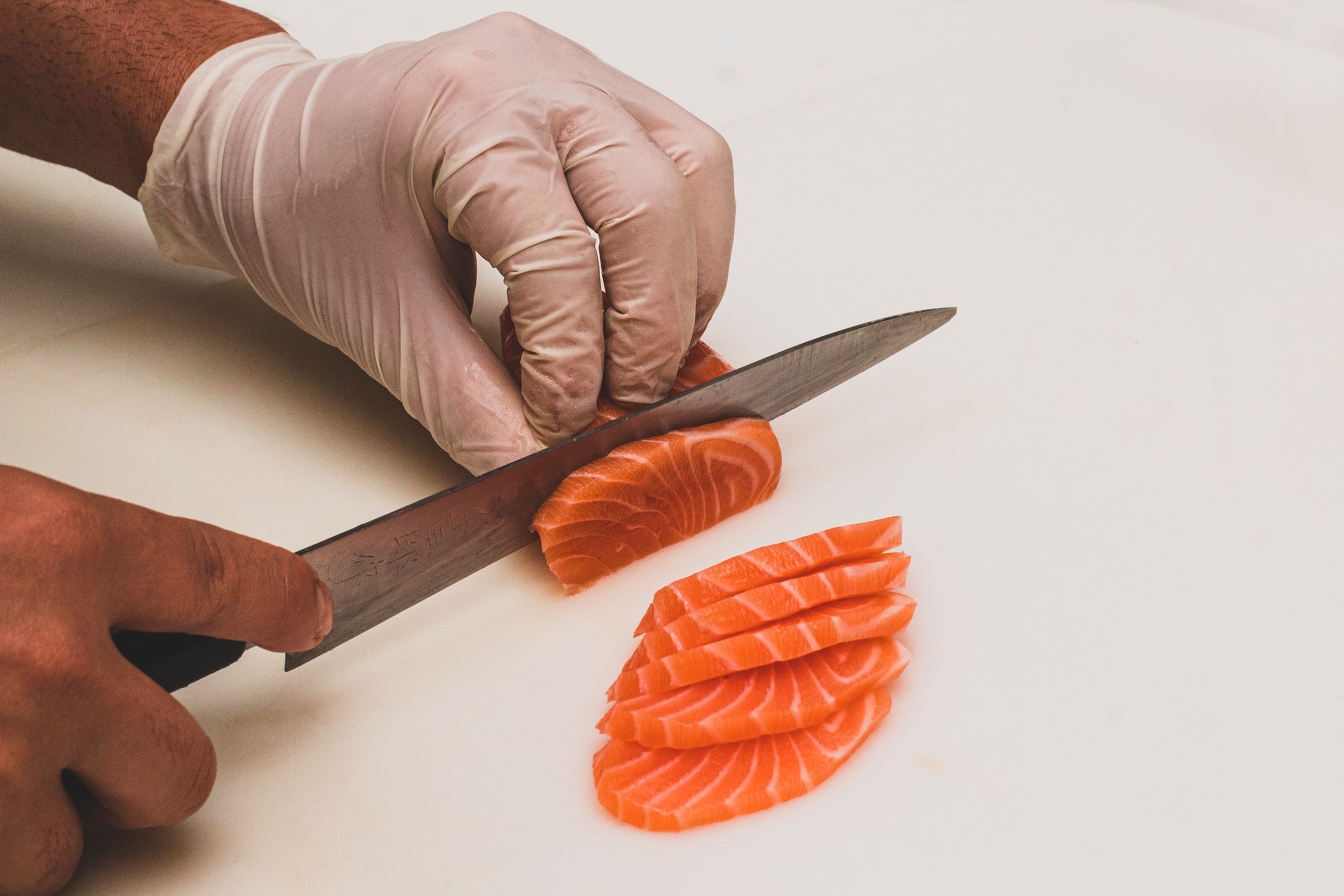 Una pieza de salmón fresco debe tener un color intenso naranja o rosado. Si está pálido, opaco o tiene manchas oscuras o blancas, podría estar en mal estado.
