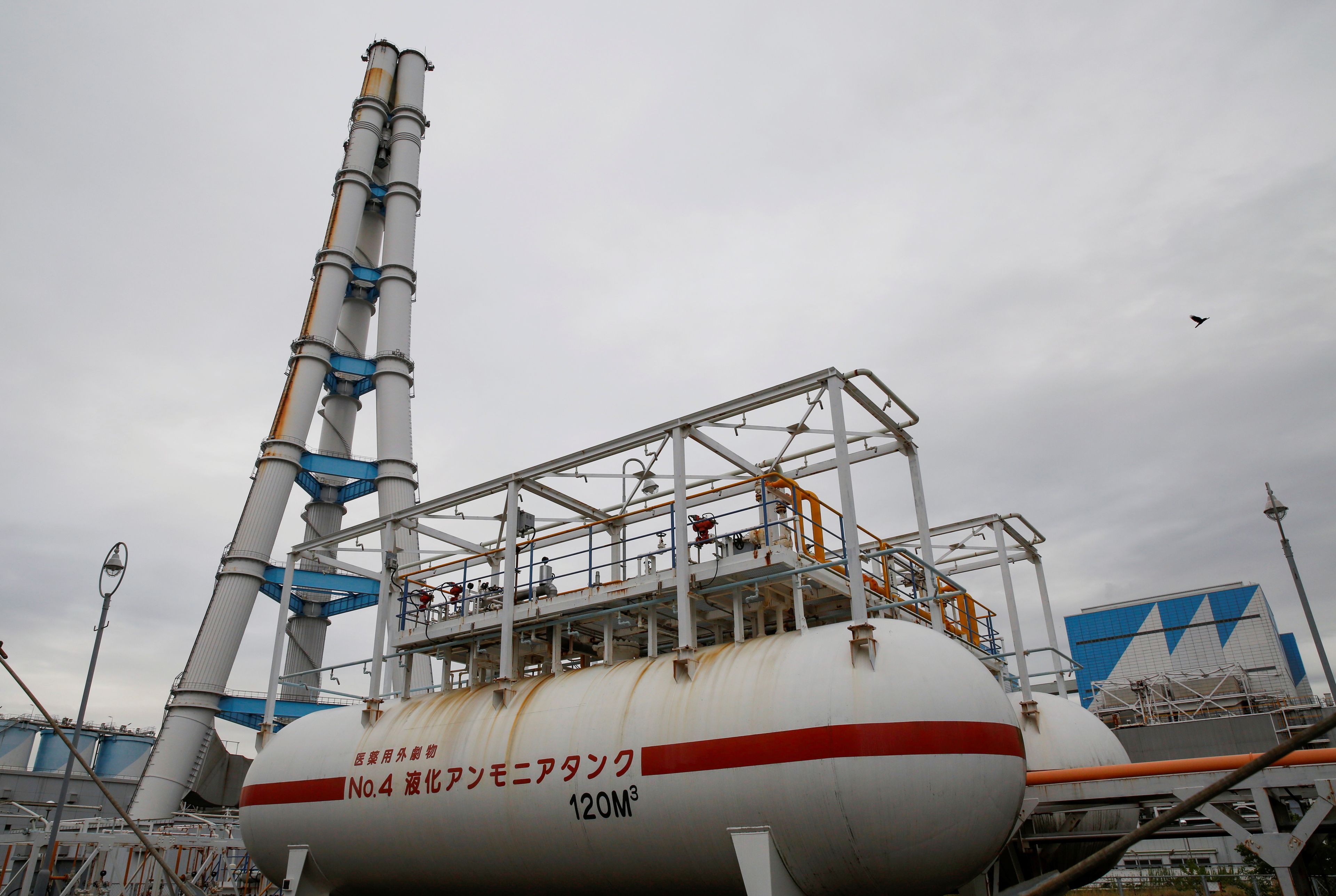 Tanques de amoníaco en la estación térmica de Hekinan, Japón.