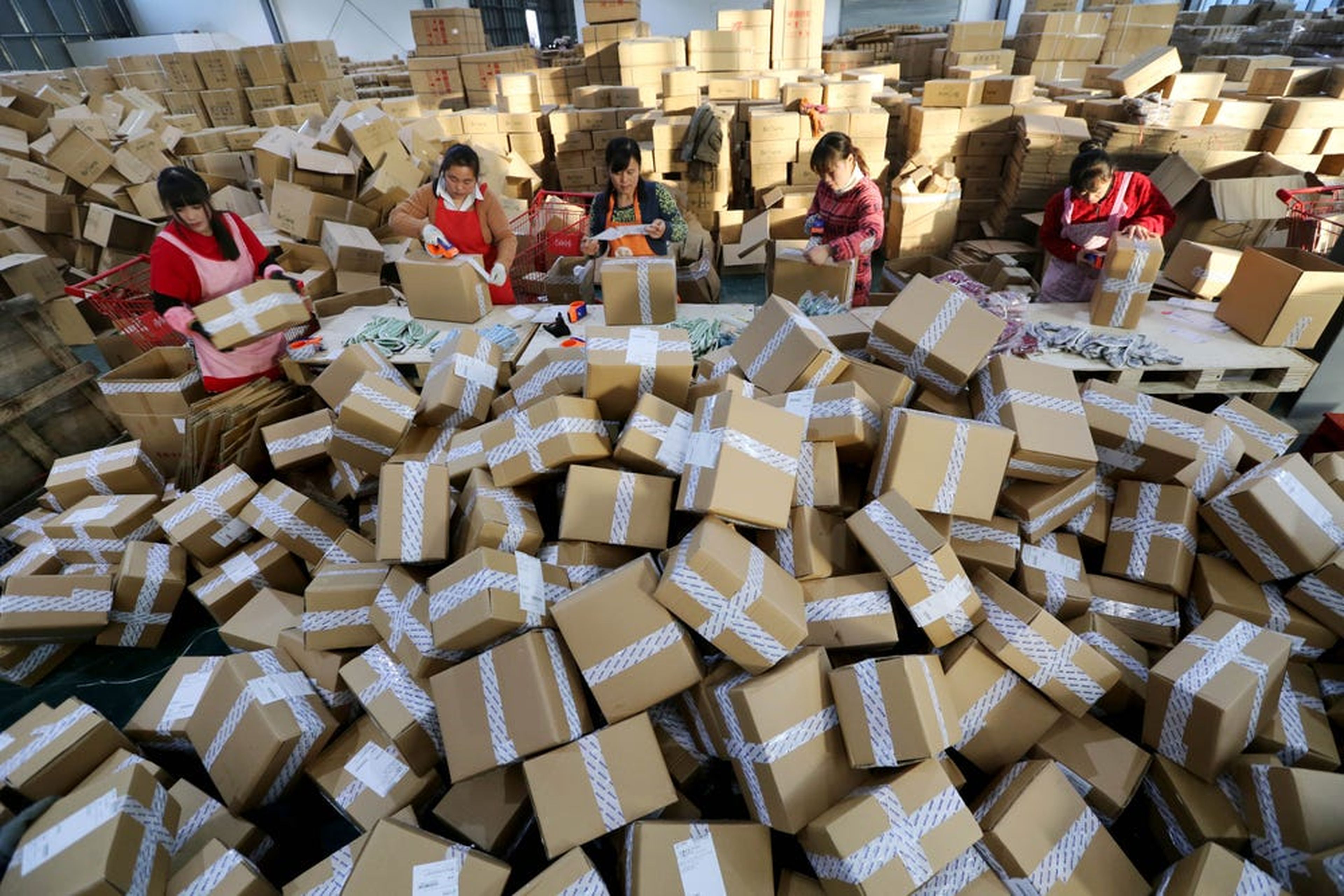En imagen, los trabajadores distribuyen paquetes exprés en un centro logístico de China Post durante el festival de compras global del Día del Soltero de Alibaba Group el 11 de noviembre de 2016 en Ganyu, provincia de Jiangsu de China.