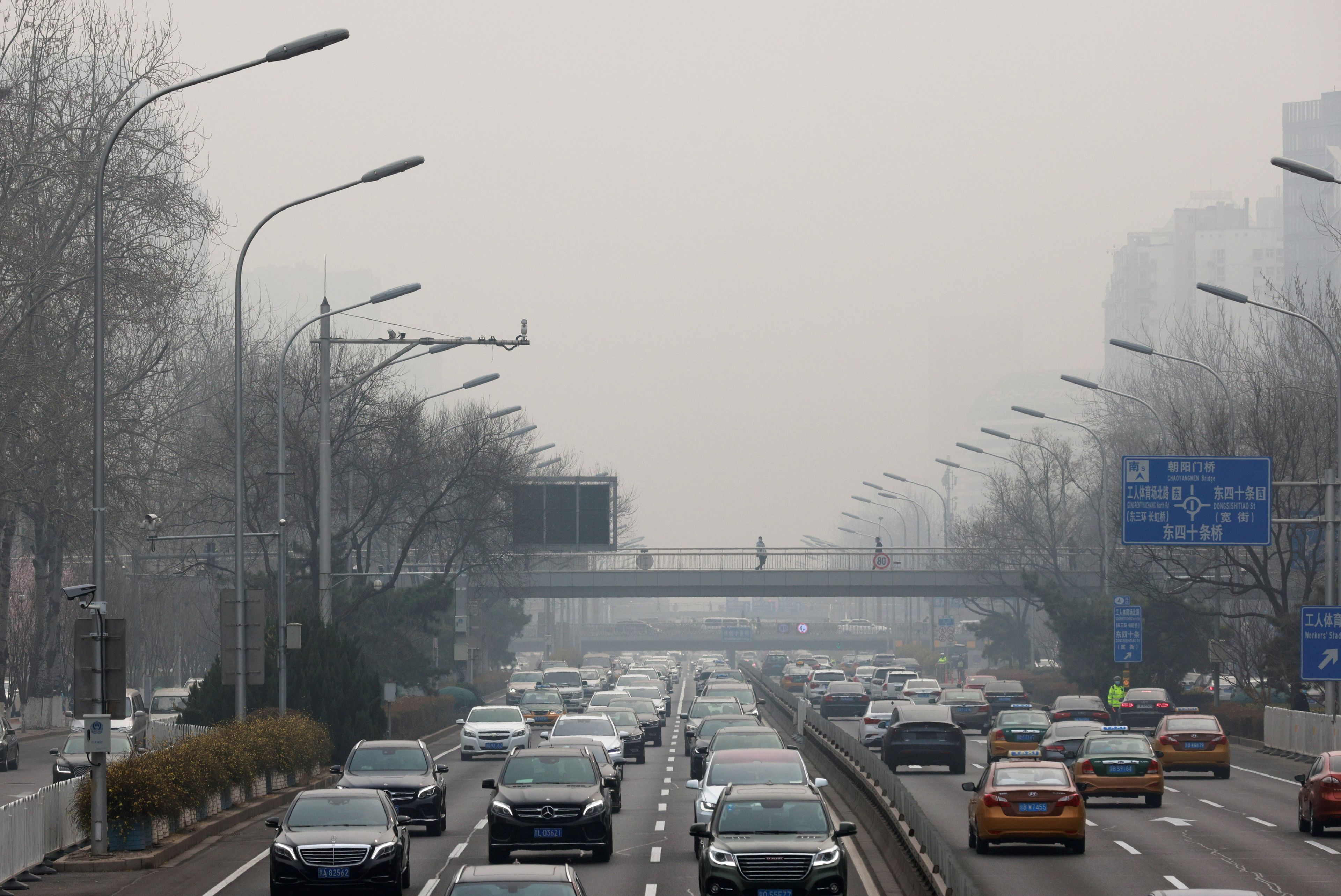 Vehículos en un día de contaminación en Pekín (China)