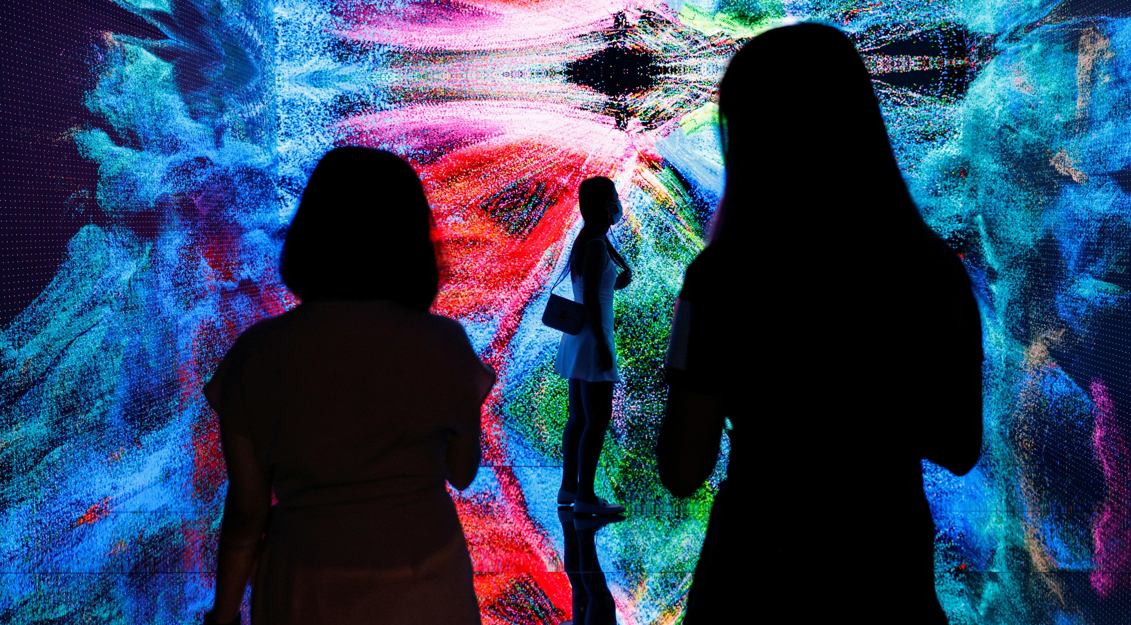 Visitantes en una exposición de arte inmersivo digital en China.