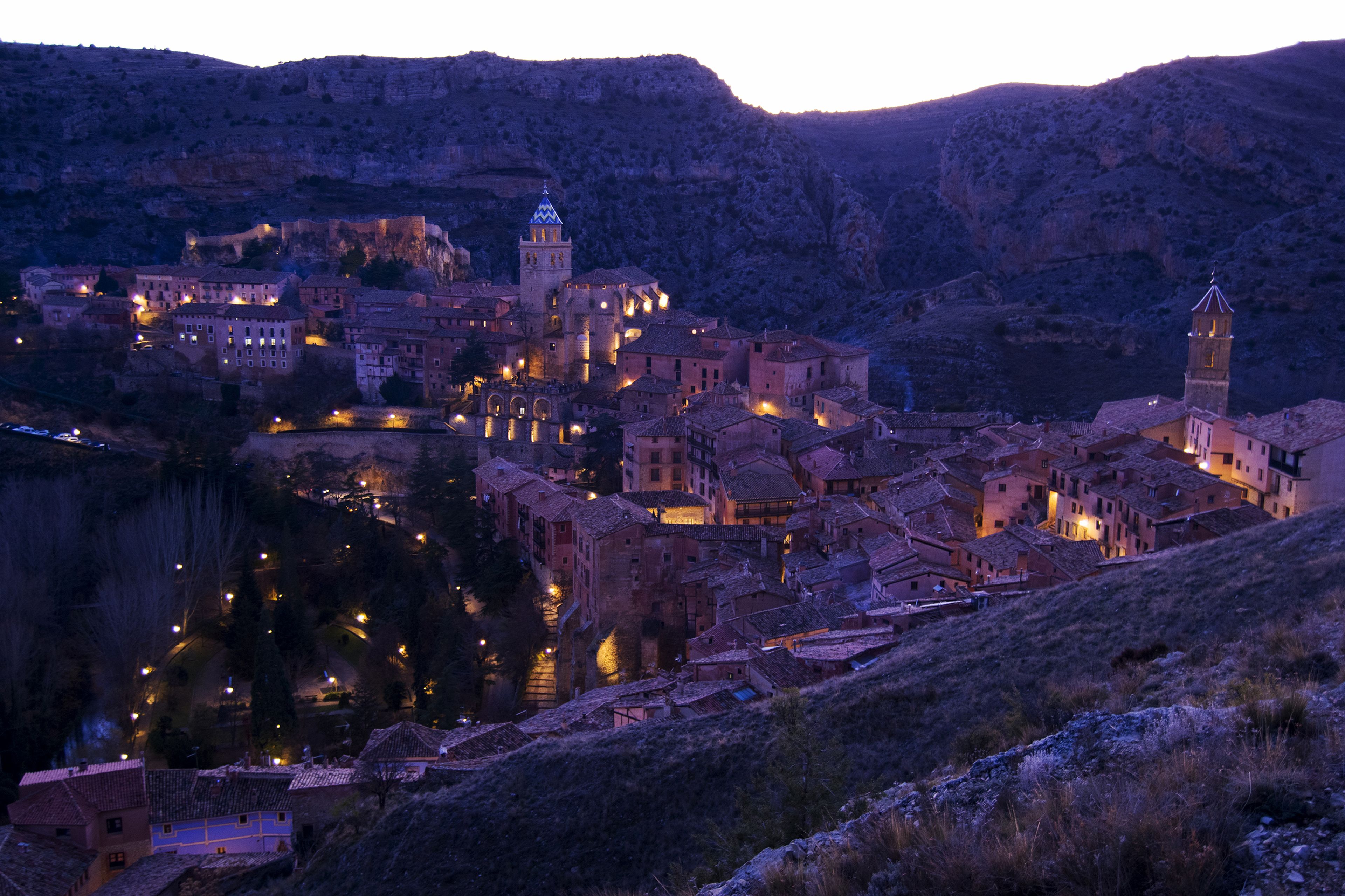 Una vista nocturna de la ciudad de Albarracín