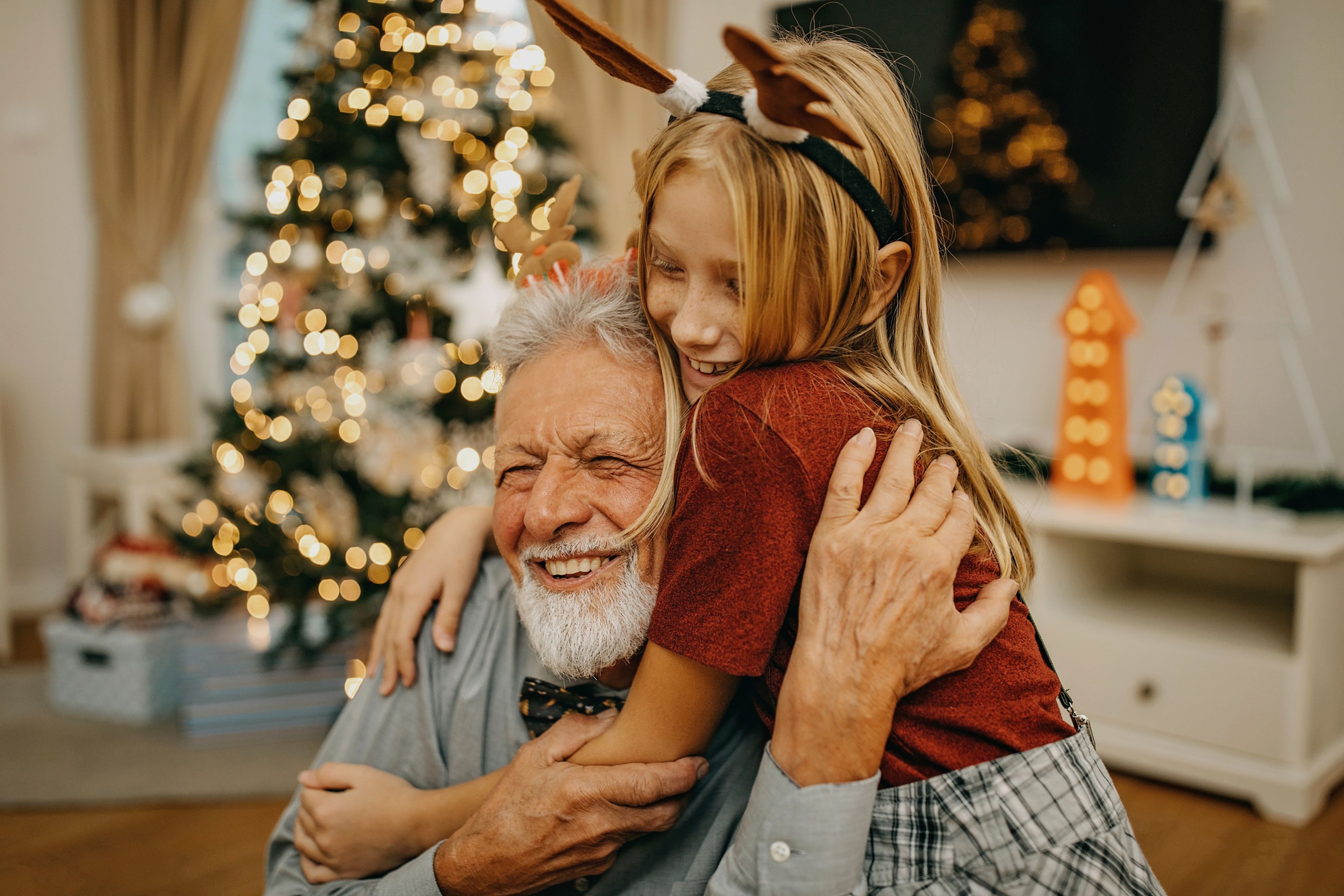 Abuelo y nieta se abrazan en Navidad