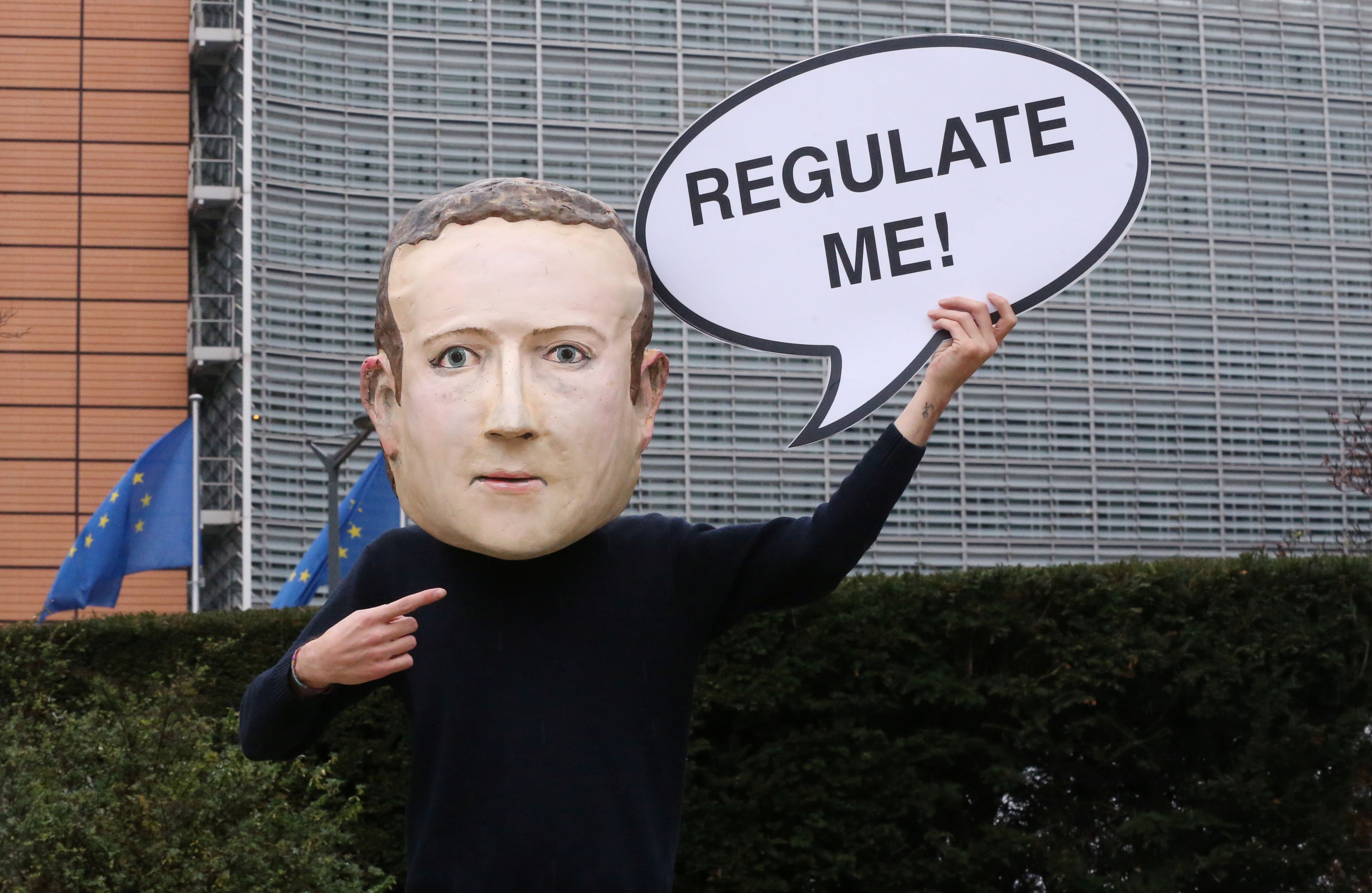 Un activista de Avaaz con una careta de Mark Zuckerberg protesta en Bruselas.
