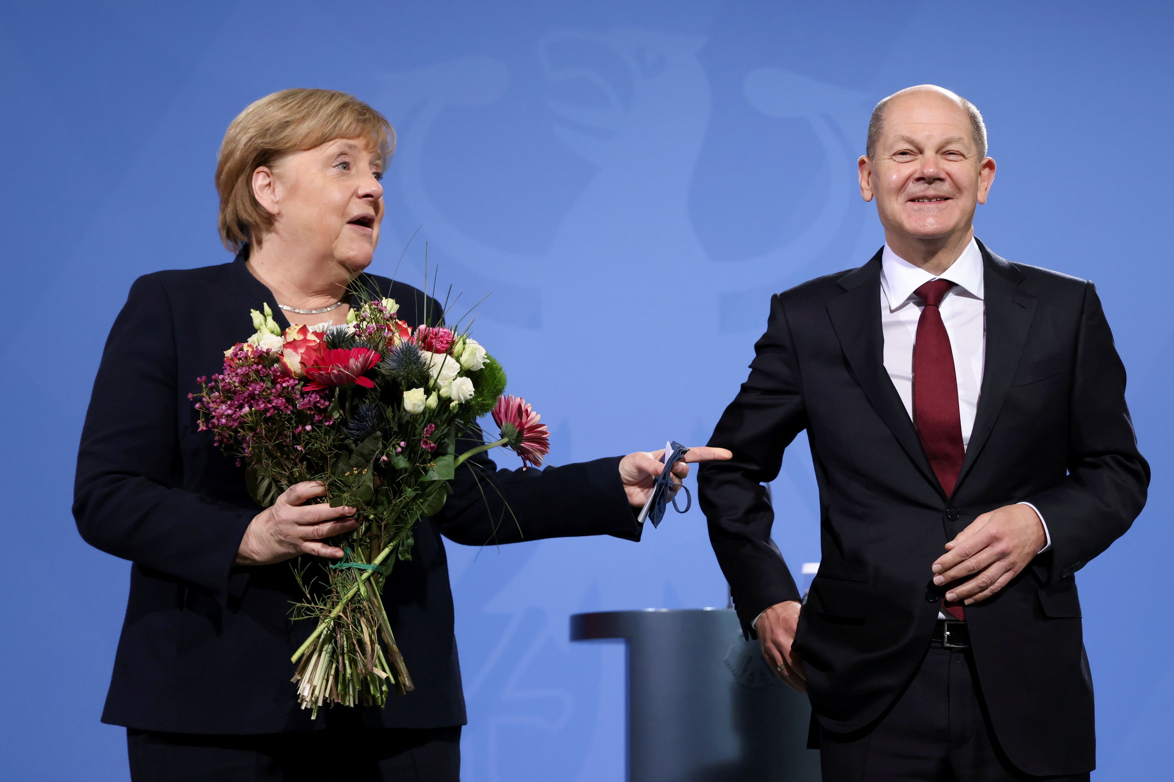 Angela Merkel, ya excanciller alemana, junto a Olaf Scholz, nuevo canciller del país.