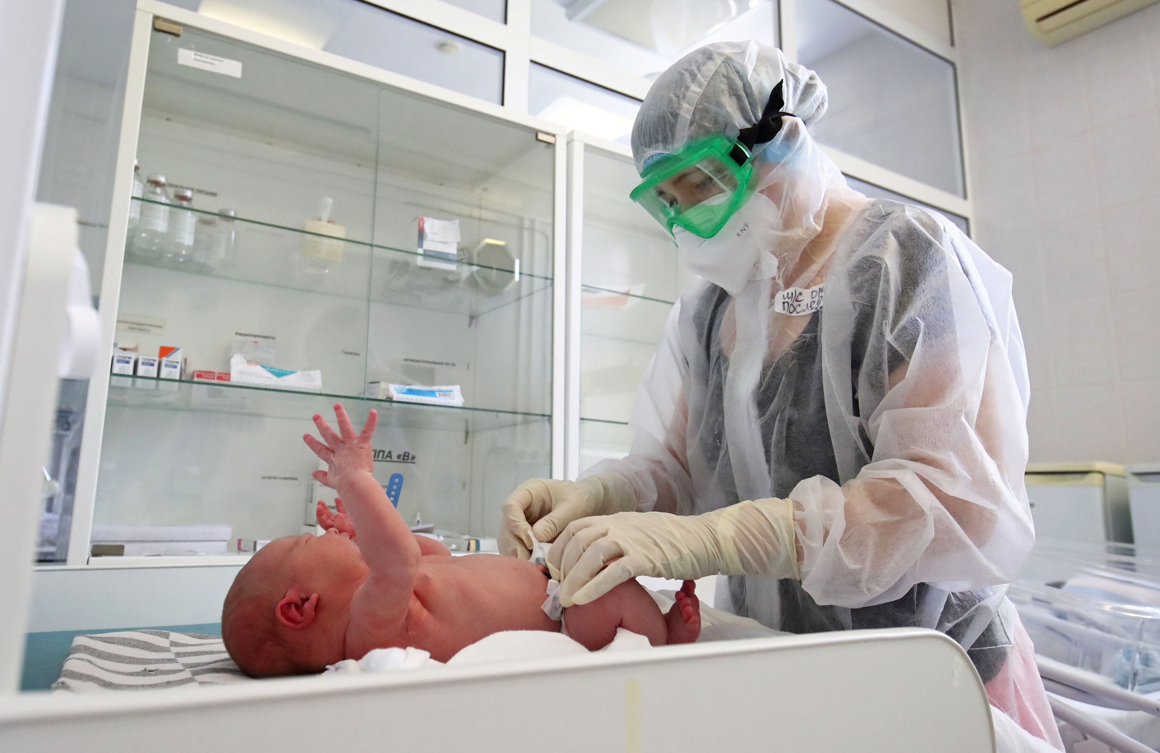 Un bebé, ingresado en un hospital por COVID-19