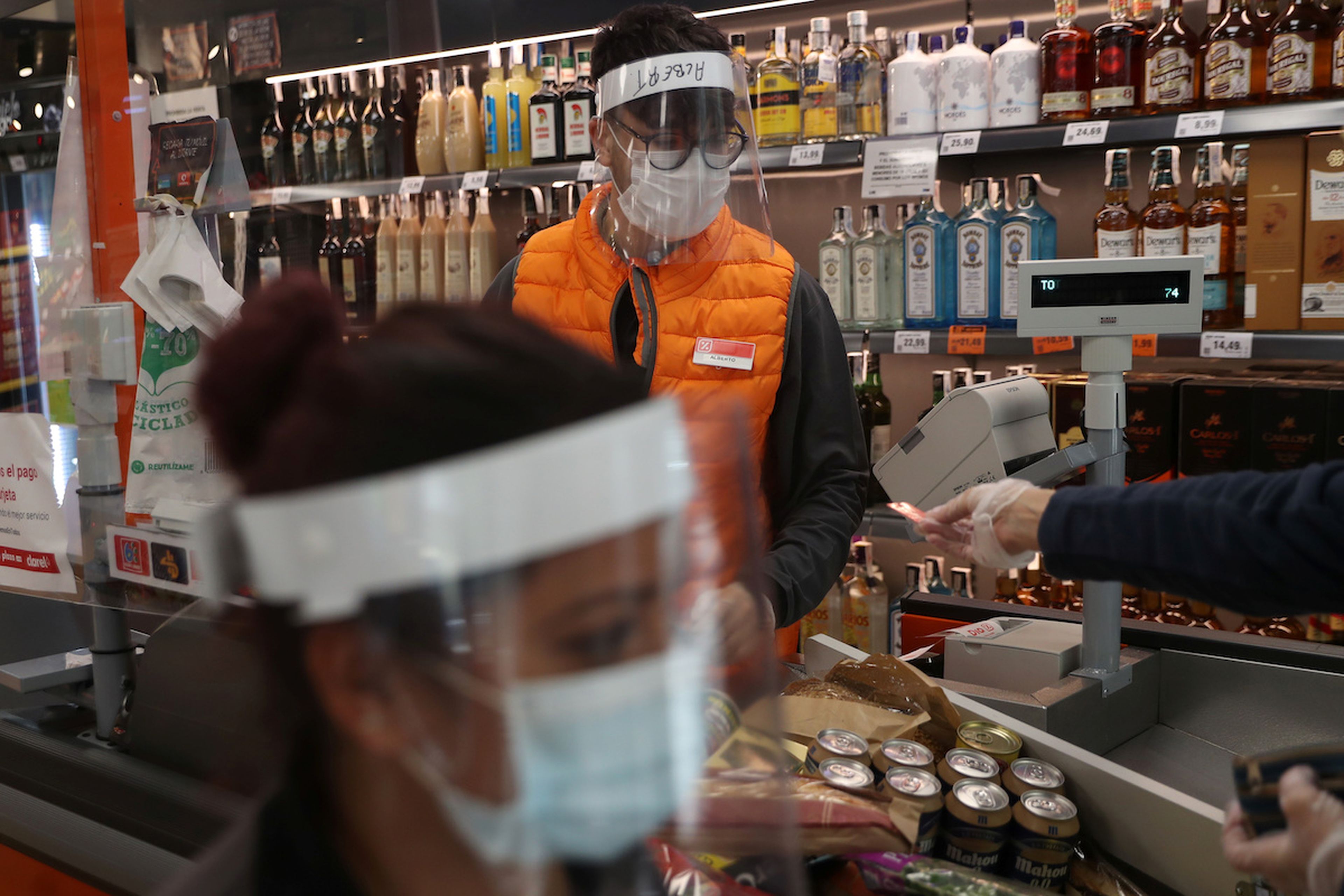 Un cajero de supermercado vende productos en la pandemia del COVID.