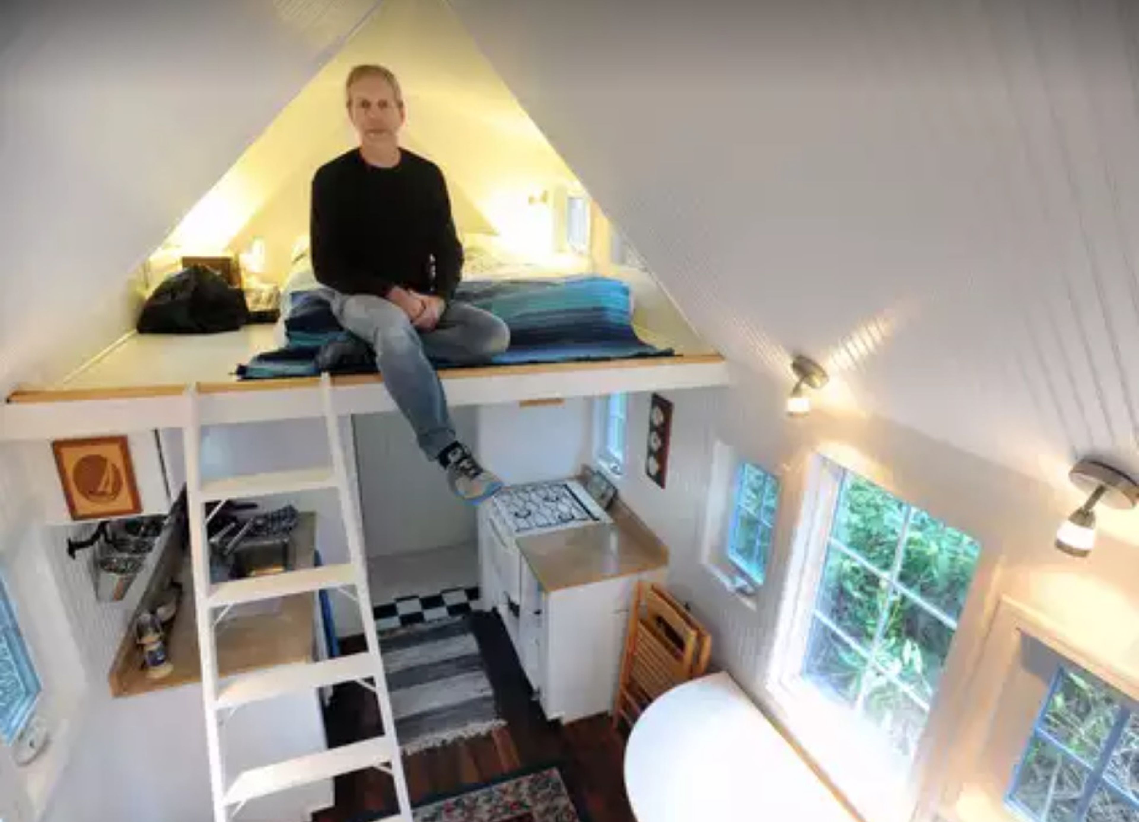 La cama alta de Greg Cantori permite aumentar el espacio.