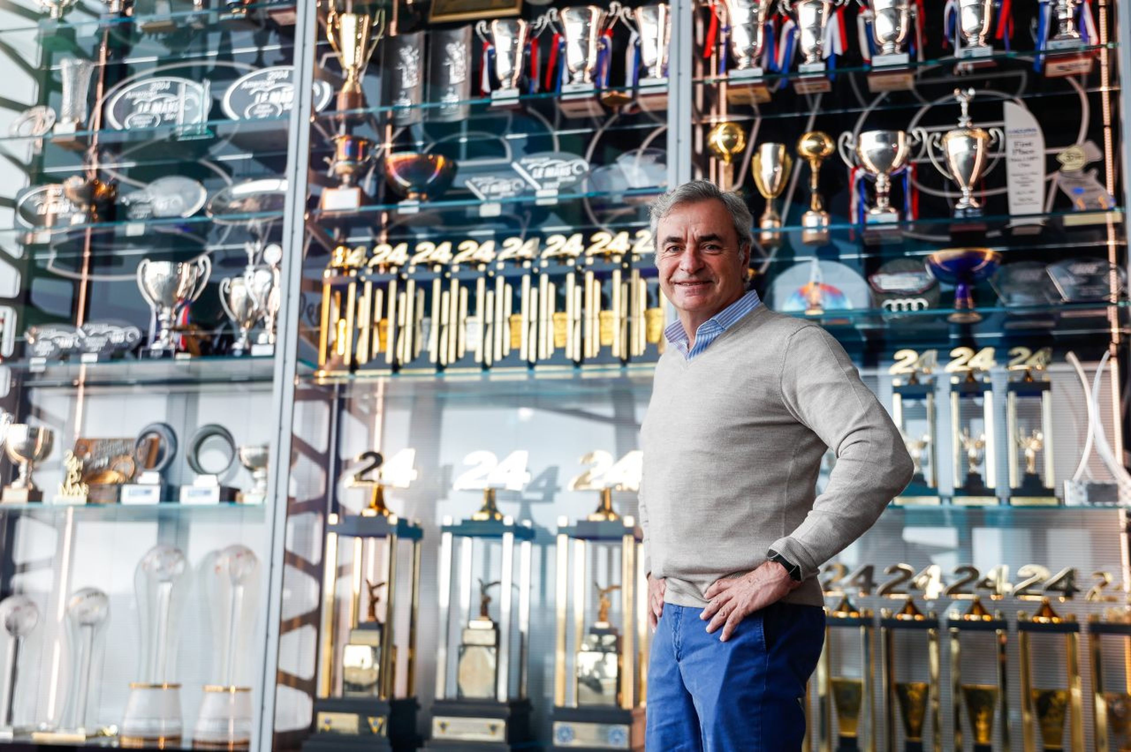 Carlos Sainz (padre) en su sala trofeos.