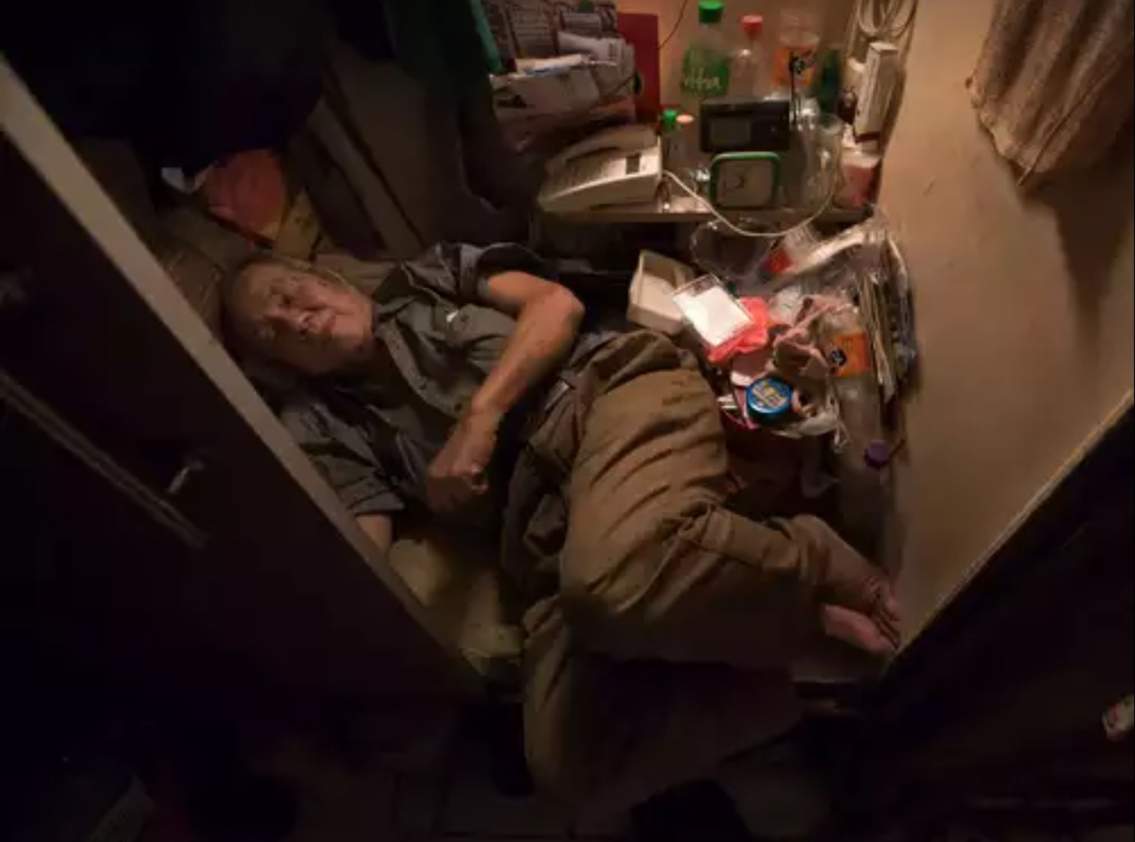 Cheung Chi-Fong, de 80 años, duerme en su diminuto apartamento en Hong Kong.