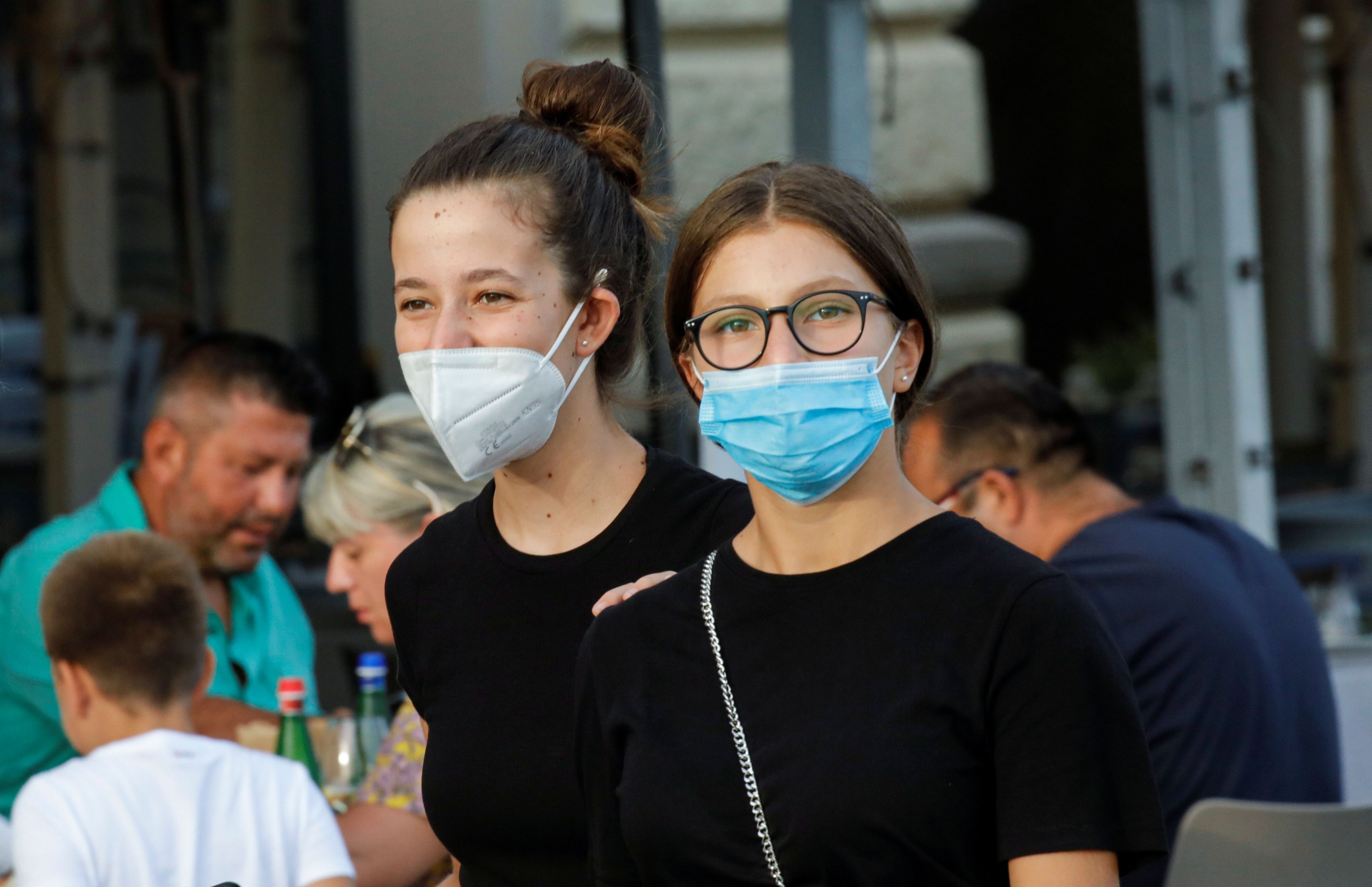 Chicas jóvenes con mascarilla contra el coronavirus